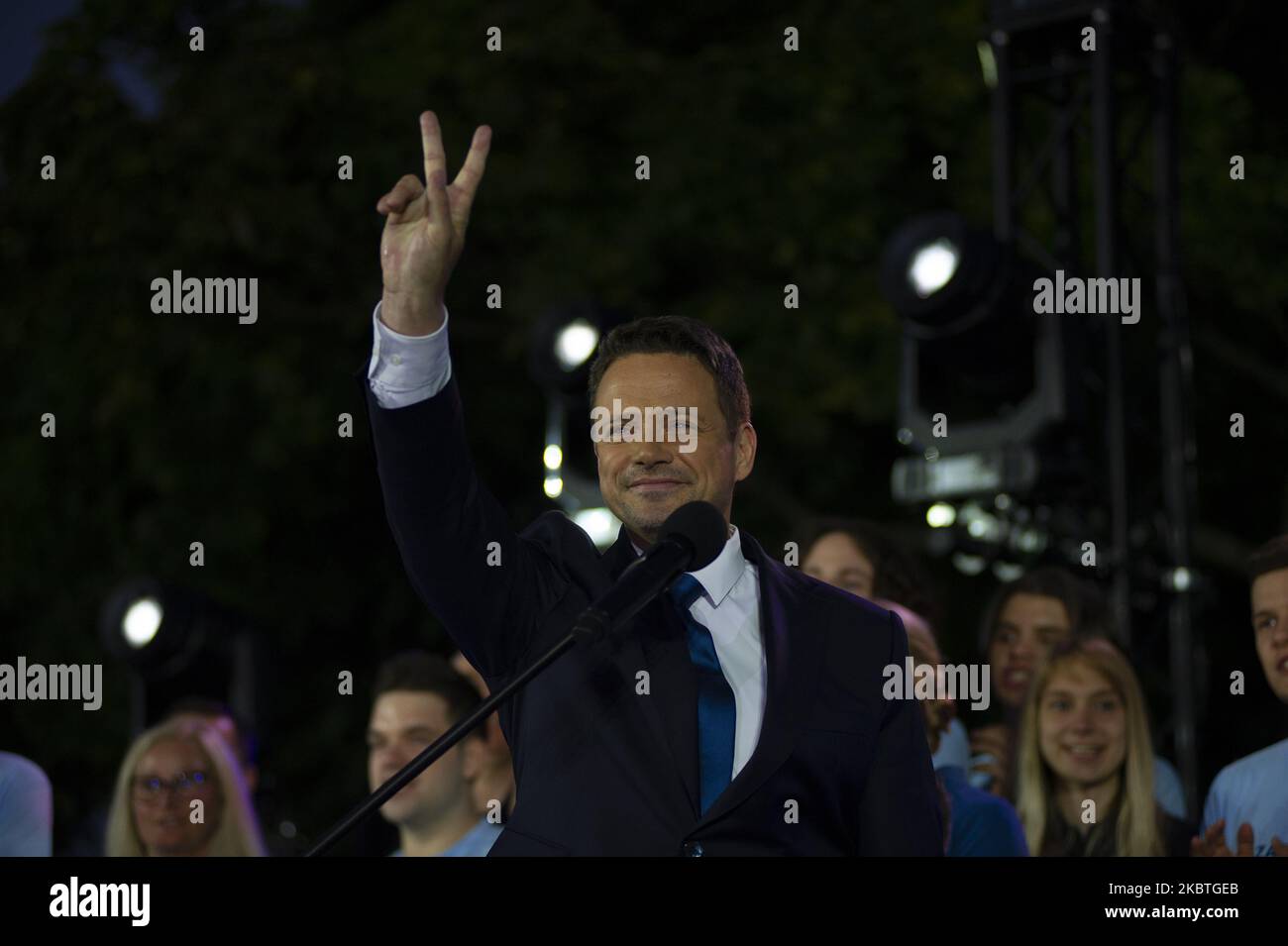 Präsidentschaftskandidat Rafal Trzaskowski zeigt sich während der Stichwahl-Nacht am 12. Juli 2020 in Warschau, Polen. Nach den Ipsos-Austrittsumfragen führt der amtierende Präsident Andrzej Duda, unterstützt von der nationalistisch-konservativen Partei Recht und Gerechtigkeit (PiS), mit 50,4 Prozent an, und sein Rivale, der Mitte-Rechts-Liberale Bürgermeister von Warschau Rafal Trzaskowski, hat 49,6 Prozent. (Foto von Aleksander Kalka/NurPhoto) Stockfoto