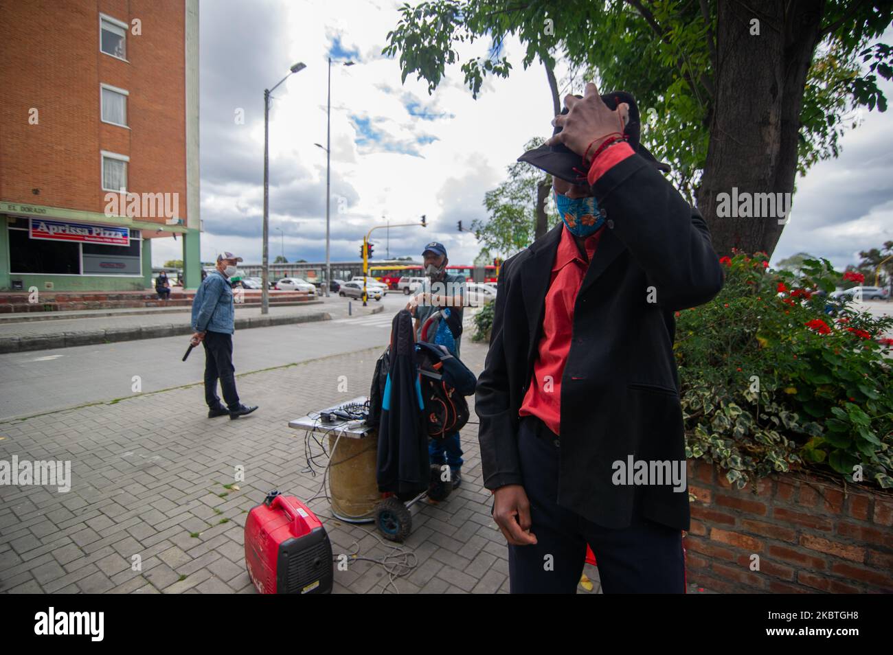 Stiven Castro, ein Michael Jackson-Imitator, tritt am 12 2020. Juli in Bogota, Kolumbien, vor Wohngebäuden auf, um die Rezession zu überleben, die durch die neuartige Coronavirus-Pandemie verursacht wurde. (Foto von Sebastian Barros/NurPhoto) Stockfoto