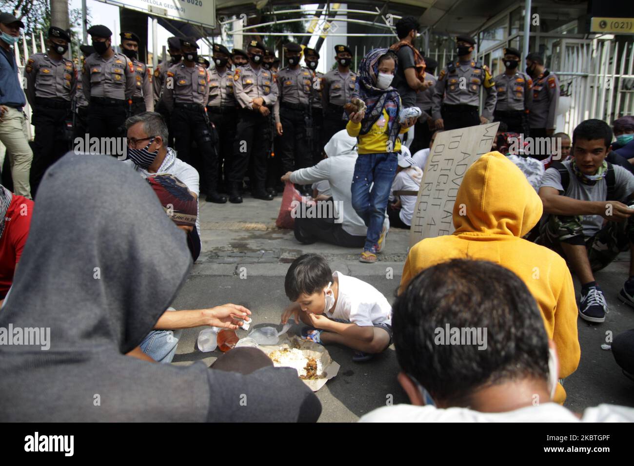 Flüchtlinge protestieren am 13. Juli 2020 vor dem Hohen Flüchtlingskommissar der Vereinten Nationen (UNHCR) in Jakarta, Indonesien. Flüchtlinge aus Afghanistan fordern vom UNHCR eine dauerhafte Lösung für Unterkunft und Neuansiedlung, Zugang zu Bildung, Flüchtlingsstatus von Asylbewerbern, Eintreten für Recht vor dem internationalen Gericht und die Beendigung der Politik für das Leben von Flüchtlingen. (Foto von Aditya Irawan/NurPhoto) Stockfoto