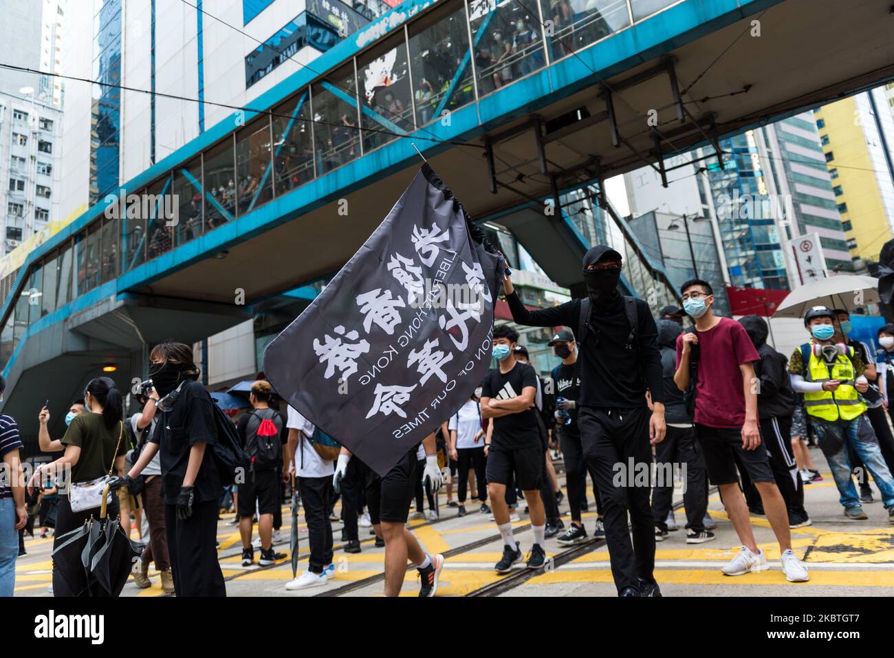 Ein Protestler setzt in Hongkong, China, am 24. Mai 2020, eine Flagge mit der Auftitung „Befreie Hongkong, Revolution unserer Zeit“ ein. (Foto von Marc Fernandes/NurPhoto) Stockfoto