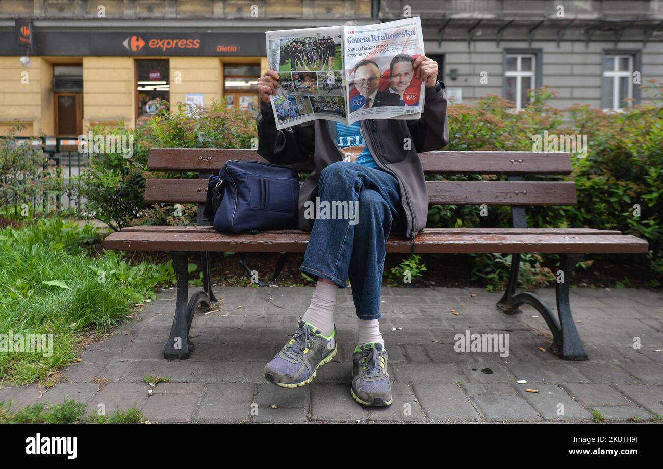 Ein Einheimischer sah, wie er die heutige lokale Zeitung „Gazeta Krakowska“ mit auf der Titelseite las, die Ergebnisse der gestrigen Austrittsumfrage, die den Sieg von Andrzej Duda voraussagten. Auf der Grundlage der Aussage der Nationalen Wahlkommission zeigen die Ergebnisse von über 99 % der Wahllokale, dass der amtierende polnische Amtsinhaber Andrzej Duda mit 51,21 % der Stimmen die Präsidentschaftswahl des Landes gewonnen hat. Der Oppositionskandidat Rafal Trzaskowski erhielt 48,79 %. Am Montag, den 13. Juli 2020, in Krakau, Woiwodschaft Kleinpolen, Polen. (Foto von Artur Widak/NurPhoto) Stockfoto