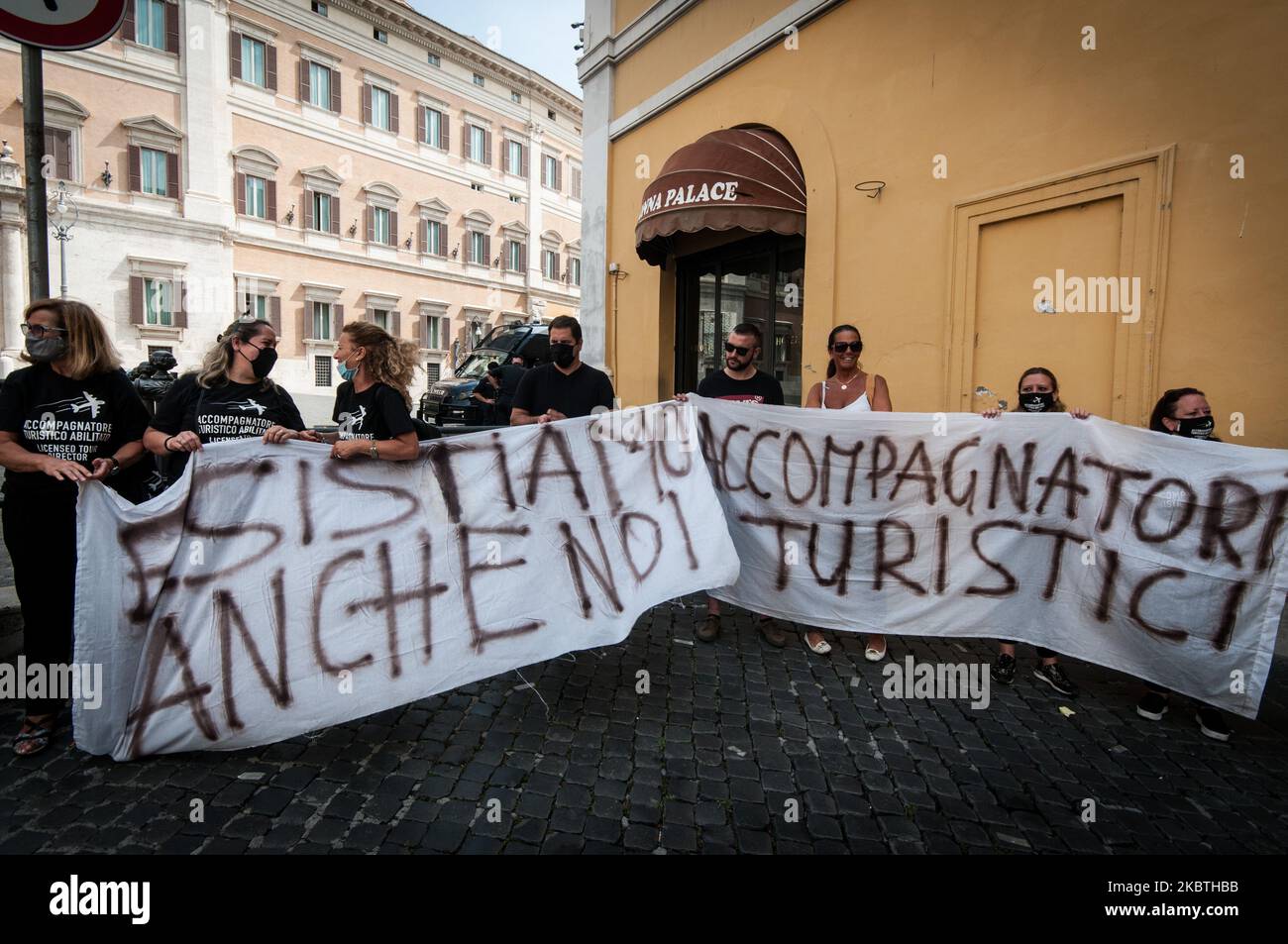 Am 13. Juli 2020 protestieren Menschen der USB-Union und die Arbeiter der VAT gegen die Regierung von Conte auf dem Montecitorio-Platz in Rom. Seit Beginn der Covid-19-Pandemie werden ihre beruflichen Aktivitäten ganz oder teilweise blockiert, ohne Einkommen, ohne Schutz und ohne angemessene soziale Schockabsorber. Die von der Regierung Conte zugeteilten Zuschüsse reichen nicht aus, berücksichtigen aber nicht die von der Krise am stärksten betroffenen Kategorien, die Unterschiede beim Einkommen und den Arbeitsbedingungen, in denen sich Millionen von Selbständigen befinden. (Foto von Andrea Ronchini/NurPh Stockfoto