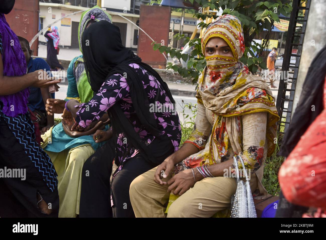 Eine Gruppe von Transgender-Menschen sitzt am Straßenrand während des Coronavirus-Ausbruchs in Dhaka, Bangladesch, am 13. Juli 2020 (Foto: Mamunur Rashid/NurPhoto) Stockfoto