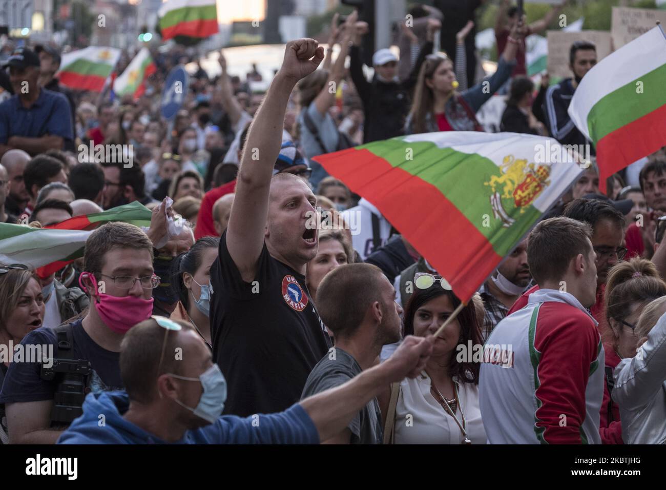 Am 13. Juli 2020 versammelten sich die Demonstranten zum fünften Mal in Folge zur Verteidigung der Demokratie und gegen die Korruption der Regierung in Sofia, Bulgarien. Einige Demonstranten hielten Schilder ab, die den Rücktritt des langjährigen Premierministers Boyko Borisov forderten. (Foto von Jodi Hilton/NurPhoto) Stockfoto