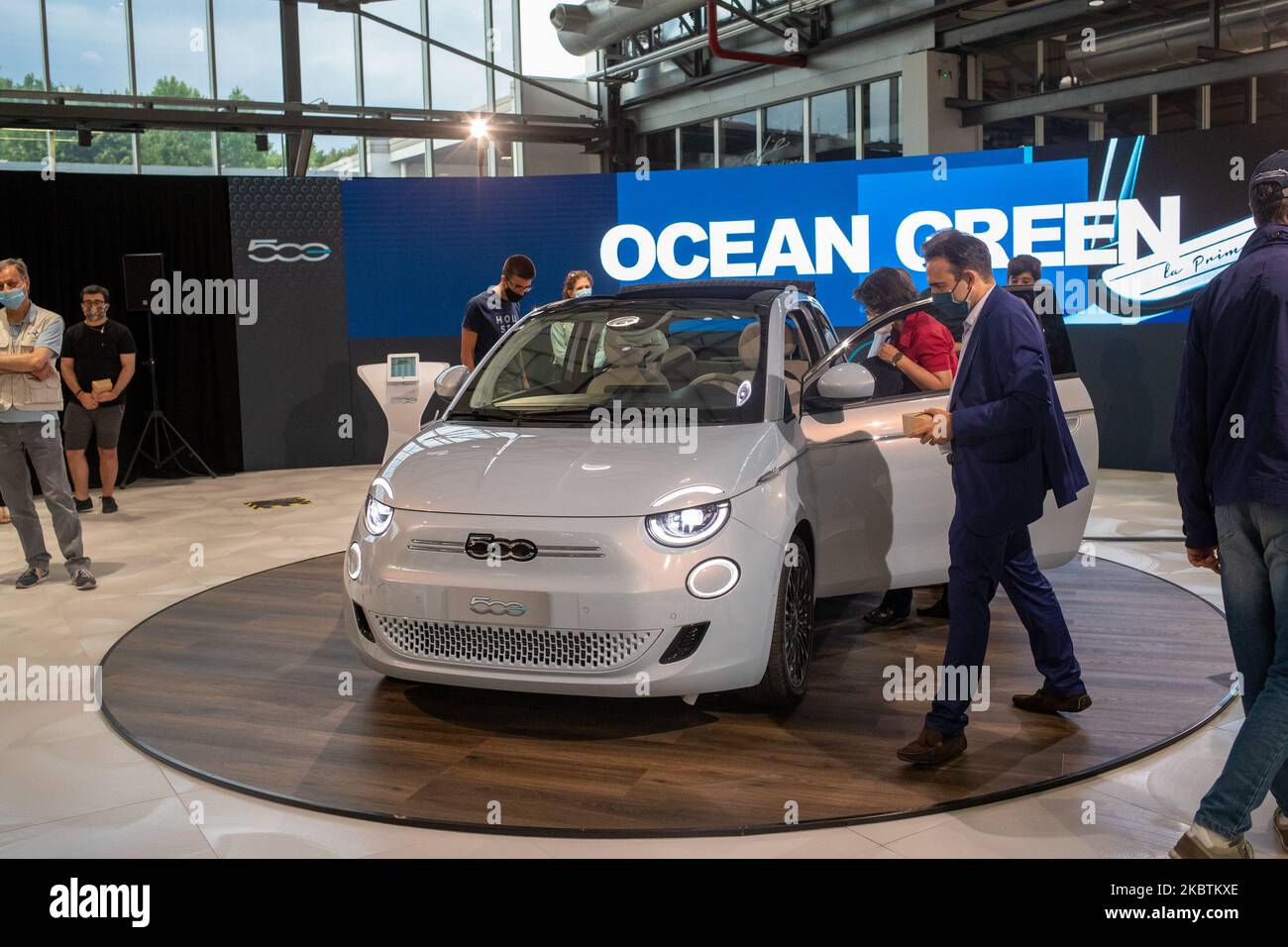 Gesamtansicht des Fiat 500 E während der Vorschau des Fiat 500 Elettrica am 14. Juli 2020 in Turin, Italien. Der New 5000 ist das erste ''Cabrio'', erster Viersitzer, Zero-CO2 der FCA Group. Es ist ein echter Erbe des Modells, das in den Jahren 60s Mobilität und Freiheit bot. Der neue BEV 500 wurde in Turin entwickelt, entworfen und entwickelt: Ein echtes „Made at Fiat“- und „Made in Turin“-Produkt. (Foto von Mauro Ujetto/NurPhoto) Stockfoto