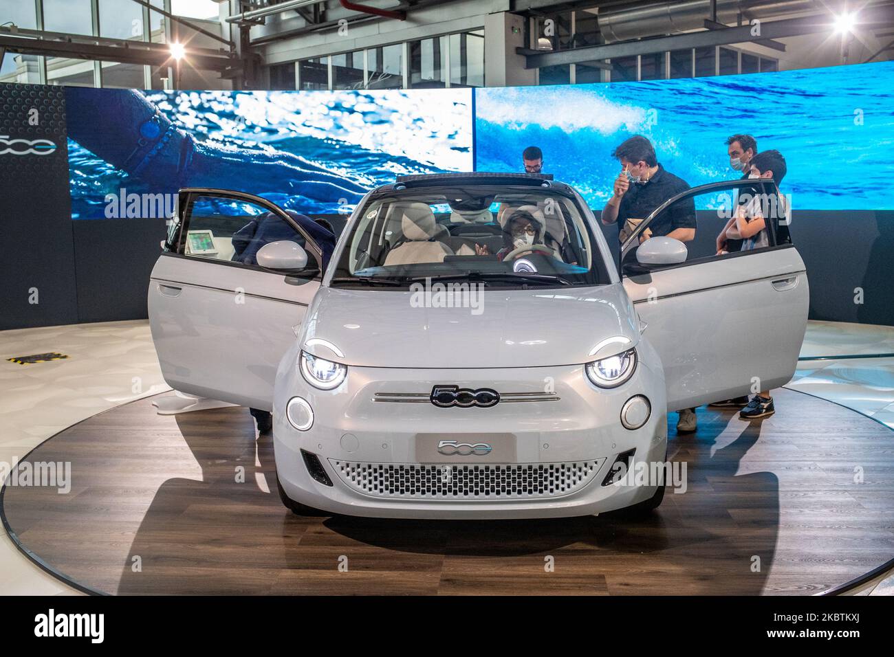 Gesamtansicht des Fiat 500 E während der Vorschau des Fiat 500 Elettrica am 14. Juli 2020 in Turin, Italien. Der New 5000 ist das erste ''Cabrio'', erster Viersitzer, Zero-CO2 der FCA Group. Es ist ein echter Erbe des Modells, das in den Jahren 60s Mobilität und Freiheit bot. Der neue BEV 500 wurde in Turin entwickelt, entworfen und entwickelt: Ein echtes „Made at Fiat“- und „Made in Turin“-Produkt. (Foto von Mauro Ujetto/NurPhoto) Stockfoto