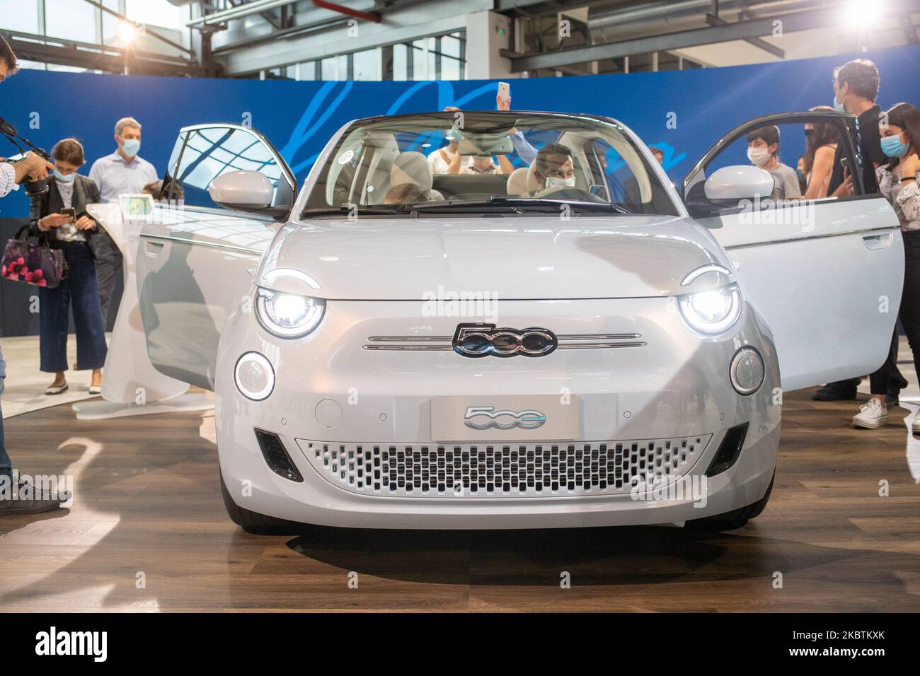 Gesamtansicht des Fiat 500 E während der Vorschau des Fiat 500 Elettrica am 14. Juli 2020 in Turin, Italien. Der New 5000 ist das erste ''Cabrio'', erster Viersitzer, Zero-CO2 der FCA Group. Es ist ein echter Erbe des Modells, das in den Jahren 60s Mobilität und Freiheit bot. Der neue BEV 500 wurde in Turin entwickelt, entworfen und entwickelt: Ein echtes „Made at Fiat“- und „Made in Turin“-Produkt. (Foto von Mauro Ujetto/NurPhoto) Stockfoto