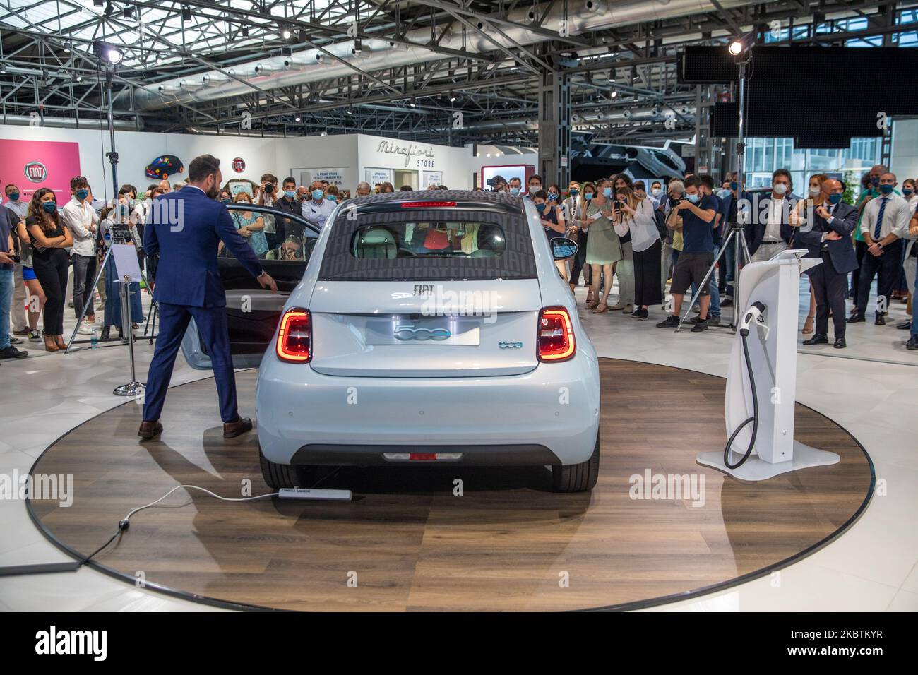 Gesamtansicht des Fiat 500 E während der Vorschau des Fiat 500 Elettrica am 14. Juli 2020 in Turin, Italien. Der New 5000 ist das erste ''Cabrio'', erster Viersitzer, Zero-CO2 der FCA Group. Es ist ein echter Erbe des Modells, das in den Jahren 60s Mobilität und Freiheit bot. Der neue BEV 500 wurde in Turin entwickelt, entworfen und entwickelt: Ein echtes „Made at Fiat“- und „Made in Turin“-Produkt. (Foto von Mauro Ujetto/NurPhoto) Stockfoto
