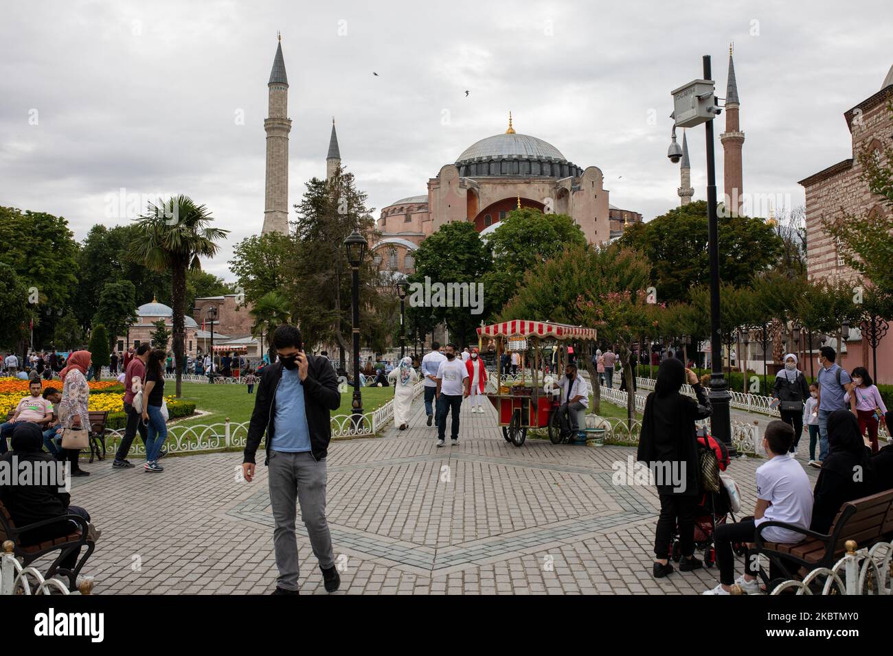 Besucher der Hagia Sophia, gesehen am 15. Juli 2020 in Istanbul, Türkei. Der Staatsrat, das höchste Verwaltungsorgan der Türkei, hob den Status der Hagia Sophia aus dem 6. Jahrhundert als Museum auf und machte damit den Weg frei, sie wieder in eine Moschee zu verwandeln. Der Präsident gab seine Entscheidung am Freitag nach dem Gerichtsurteil bekannt, und das Denkmal wurde seitdem geschlossen, aber viele Menschen besuchten den Ort und machten Fotos mit türkischen Flaggen zum Jahrestag des türkischen Militärputschversuchs vom 15. Juli. (Foto von Erhan Demirtas/NurPhoto) Stockfoto