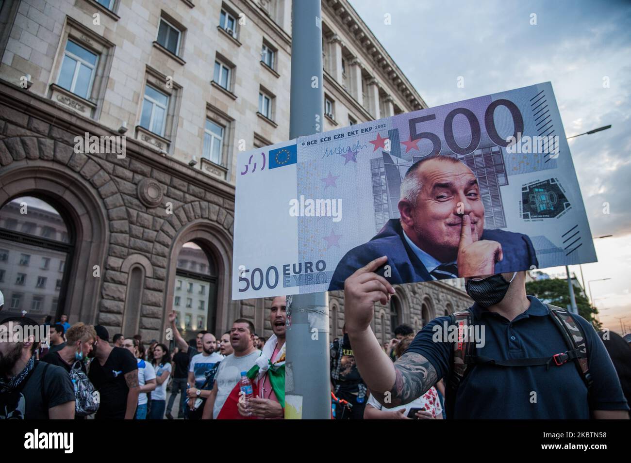 Das Bild des bulgarischen Premierministers Boyko Borissov ist auf einem Schild mit Euro während der regierungsfeindlichen Proteste in der bulgarischen Hauptstadt Sofia am 15. Juli 2020 zu sehen. Tausende von Menschen versammeln sich in der bulgarischen Hauptstadt Sofia, um gegen die Korruption in Bulgarien zu protestieren. In einigen der größten Städte Bulgariens finden regierungsfeindliche Proteste gegen den Premierminister Boyko Borissov, die regierungsbevollmächtigste Regierung und den Chefankläger, statt. Am 15. Juli 2020 wird in Bulgarien, Sofia, Bulgarien, gegen Mafia und Korruption gepoolt (Foto: Hristo Rusev/NurPhoto) Stockfoto