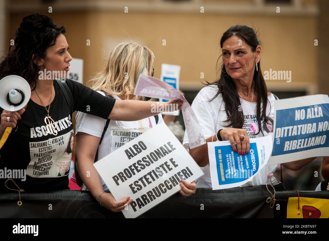 Protest der National Federation Beauty Energy Union auf dem Montecitorio Platz von verschiedenen Berufsgruppen von Arbeitnehmern, die Mehrwertsteuer, Kosmetikerinnen, Friseure, Tätowierer, fordern wirtschaftliche Unterstützung von der Regierung, aufgrund der Pandemie-Krise Covid-19 und eine Verschiebung der Steuerbeiträge am 15. Juli 2020 in Rom, Italien. (Foto von Andrea Ronchini/NurPhoto) Stockfoto