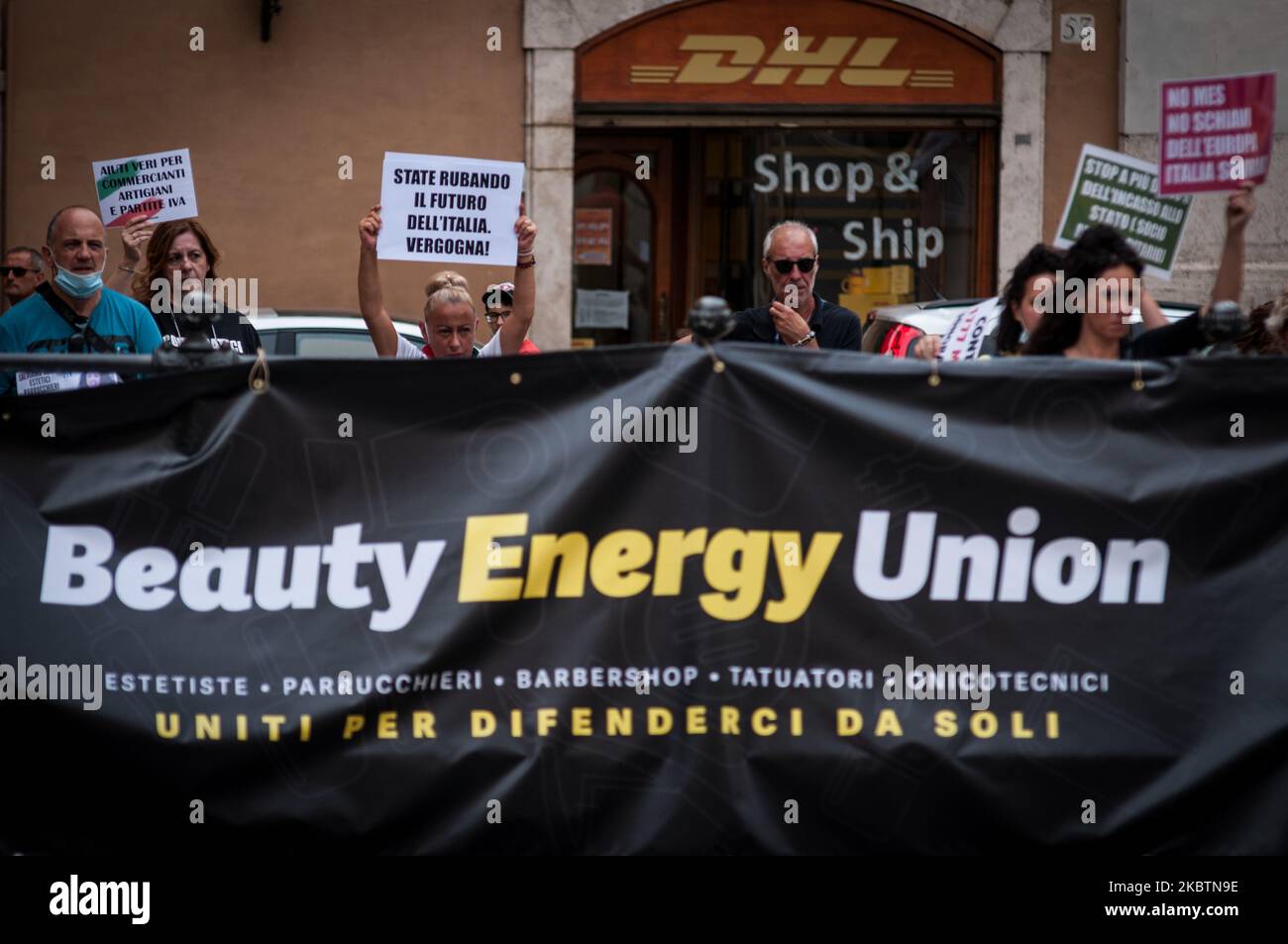 Protest der National Federation Beauty Energy Union auf dem Montecitorio Platz von verschiedenen Berufsgruppen von Arbeitnehmern, die Mehrwertsteuer, Kosmetikerinnen, Friseure, Tätowierer, fordern wirtschaftliche Unterstützung von der Regierung, aufgrund der Pandemie-Krise Covid-19 und eine Verschiebung der Steuerbeiträge am 15. Juli 2020 in Rom, Italien. (Foto von Andrea Ronchini/NurPhoto) Stockfoto