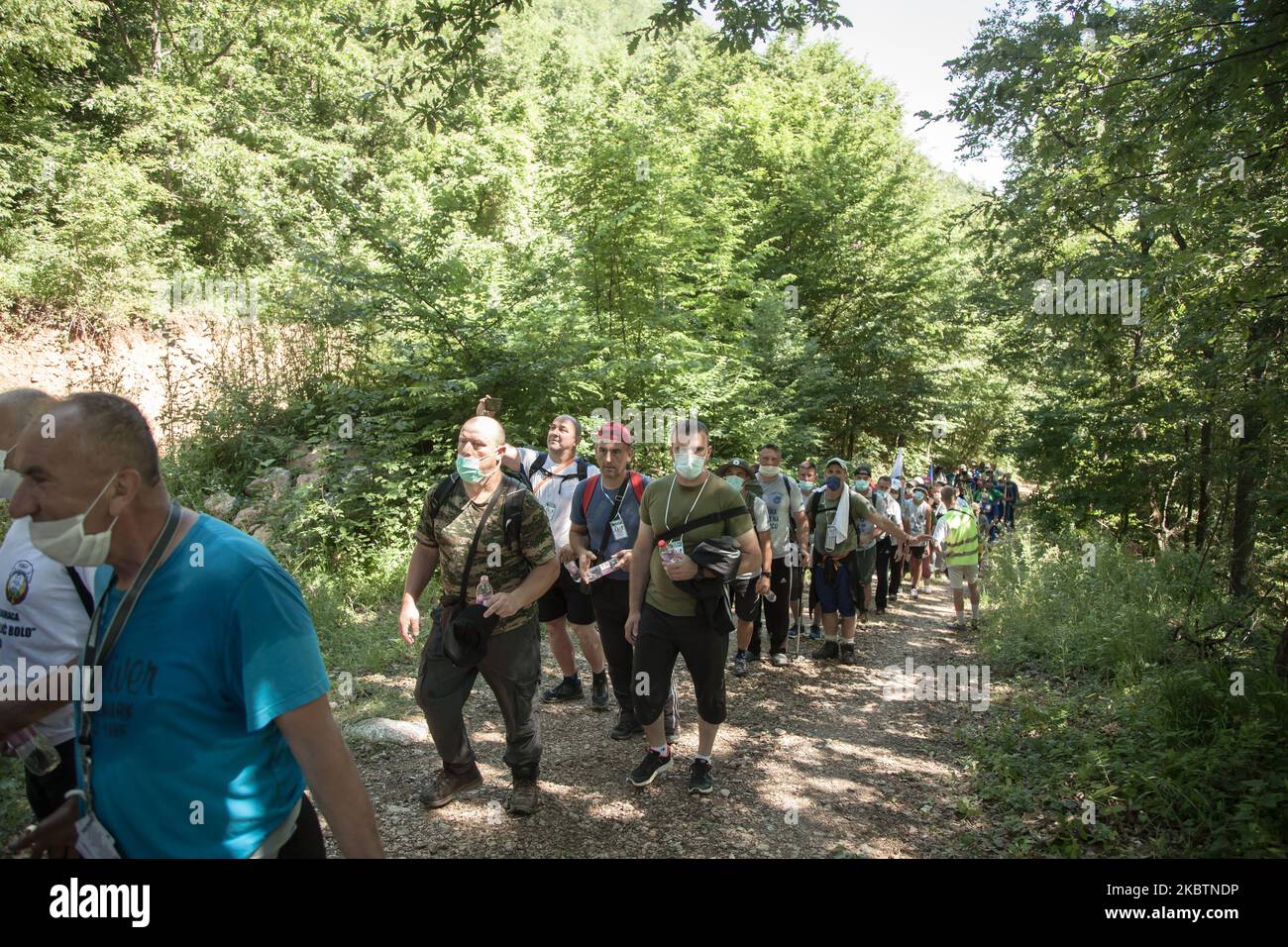 Der marsch geht am 9. Juli 2020 an steilen Hängen in Bosnien und Herzegowina weiter. Der Mars Mira (Friedensmarsch) ist eine Wanderung, die seit 2005 jährlich zwischen dem 8. Und 10. Juli zum Gedenken an die Opfer des Völkermordes in Srebrenica von 1995 organisiert wird. Während der drei Tage, an denen der marsch stattfindet, wandern die Teilnehmer auf der Straße und vor allem durch steile Berge, die Strecke, die die Städte Nezuk und Potocari verbindet, wo sich der Srebrenica Genozid-Gedenkfriedhof befindet. (Foto von Jose Antonio Sanchez/NurPhoto) Stockfoto