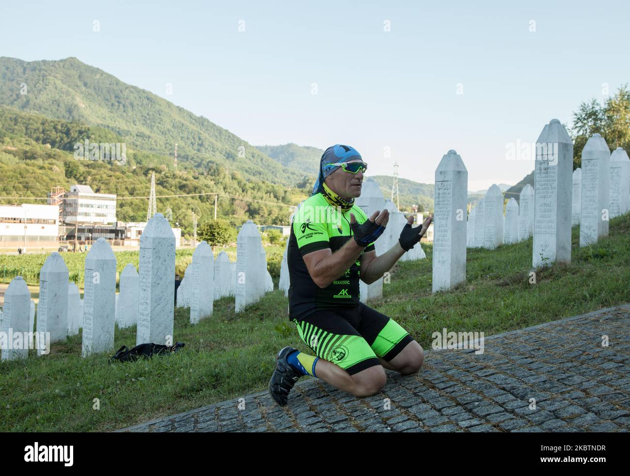 Jedes Jahr kommen am 10. Juli 2020 viele Radfahrer zur Potocari-Gedenkstätte in Bosnien und Herzegowina, um den Opfern des Völkermordes zu Tribut zu zollen. Der Mars Mira (Friedensmarsch) ist eine Wanderung, die seit 2005 jährlich zwischen dem 8. Und 10. Juli zum Gedenken an die Opfer des Völkermordes in Srebrenica von 1995 organisiert wird. Während der drei Tage, an denen der marsch stattfindet, wandern die Teilnehmer auf der Straße und vor allem durch steile Berge, die Strecke, die die Städte Nezuk und Potocari verbindet, wo sich der Srebrenica Genozid-Gedenkfriedhof befindet. (Foto von Jose Antonio Sanchez/NurPhoto) Stockfoto