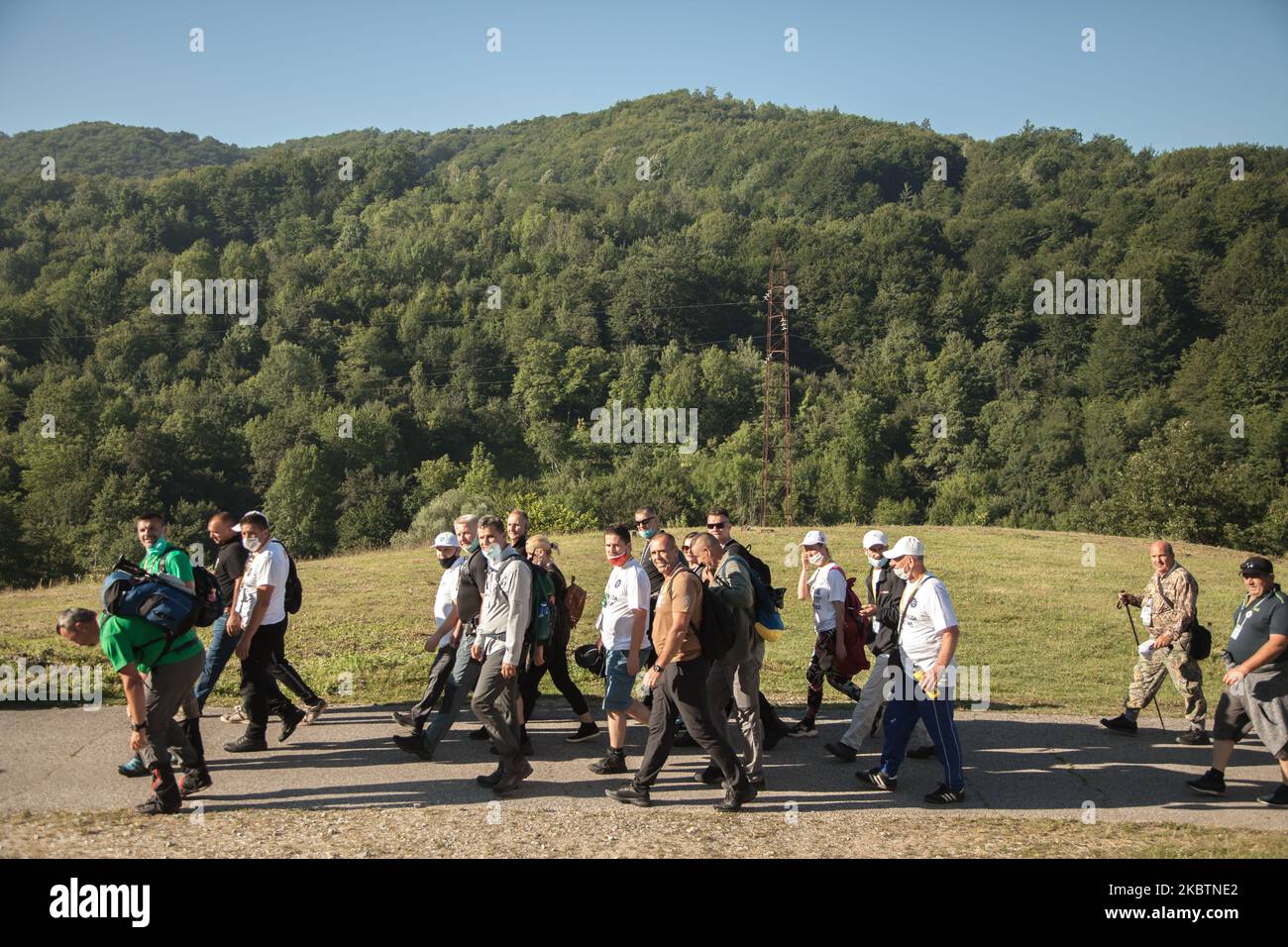 Start des dritten Tages der Mars Mira. Sie beginnt um 07:30 Uhr und endet am 10. Juli 2020 um 17:00 Uhr in Potocari, Bosnien und Herzegowina. Der Mars Mira (Friedensmarsch) ist eine Wanderung, die seit 2005 jährlich zwischen dem 8. Und 10. Juli zum Gedenken an die Opfer des Völkermordes in Srebrenica von 1995 organisiert wird. Während der drei Tage, an denen der marsch stattfindet, wandern die Teilnehmer auf der Straße und vor allem durch steile Berge, die Strecke, die die Städte Nezuk und Potocari verbindet, wo sich der Srebrenica Genozid-Gedenkfriedhof befindet. (Foto von Jose Antonio Sanchez/NurPhoto) Stockfoto