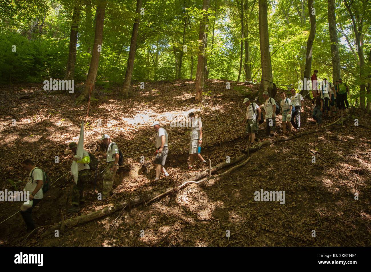 Nach den ersten zehn Kilometern wird die Route komplizierter und man begibt sich am 10. Juli 2020 in Bosnien und Herzegowina in steile Berge mit erschwerten Zufahrtsmöglichkeiten. Der Mars Mira (Friedensmarsch) ist eine Wanderung, die seit 2005 jährlich zwischen dem 8. Und 10. Juli zum Gedenken an die Opfer des Völkermordes in Srebrenica von 1995 organisiert wird. Während der drei Tage, an denen der marsch stattfindet, wandern die Teilnehmer auf der Straße und vor allem durch steile Berge, die Strecke, die die Städte Nezuk und Potocari verbindet, wo sich der Srebrenica Genozid-Gedenkfriedhof befindet. (Foto von Jose Antonio Sanchez/NurPh Stockfoto