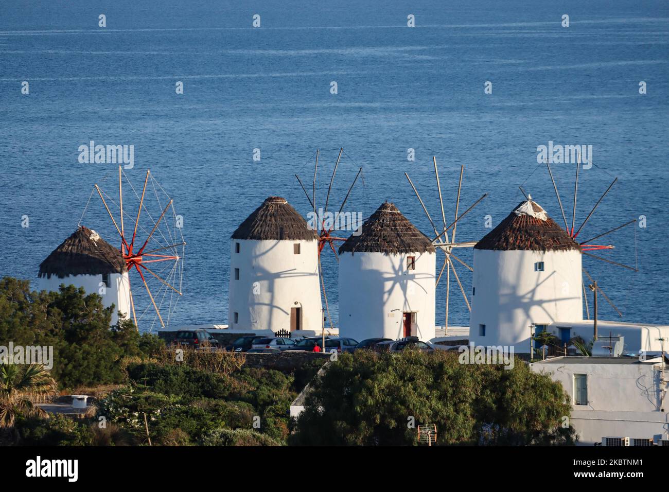 Am frühen Morgen Panoramablick auf die Windmühlen und Mykonos-Stadt, die Übersicht ist von einem Hügel aus gesehen. Die berühmten Windmühlen auf der Insel Mykonos, Kykladen-Inseln, Ägäis, Griechenland am 14. Juli 2020. Es gibt 16 Windmühlen auf der Insel, 5 davon oberhalb von Chora oder Mykonos Town, der Hauptstadt der Insel. Die Windmühlen wurden im 16.. Jahrhundert von den Venezianern gebaut, aber ihre Bauten dauerten bis zum 20.. Jahrhundert an. Die berühmte griechische Mittelmeerinsel wird mit weiß getünchten traditionellen Gebäuden wie Windmühlen oder einer kleinen Kirche als Insel der Winde bezeichnet. Mykonos ist eine beliebte Insel Stockfoto
