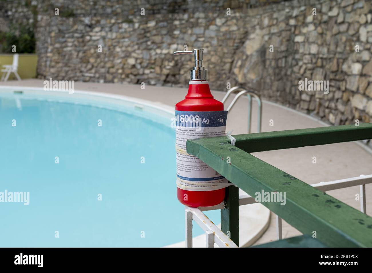 Ein Behälter mit Desinfektionsmittel, der am Eingang eines Schwimmbades aufgestellt wird. Der Sommer blüht in der italienischen Riviera (Region Ligurien) am 16 2020. Juli, da die italienische Regierung die Notmaßnahmen von Covid-19 bis zum 31.. Juli verlängert. Zu den Beschränkungen gehören die Pflicht, Schutzmasken in geschlossenen öffentlichen Räumen, einschließlich Geschäften und öffentlichen Verkehrsmitteln, zu tragen, sowie die Beobachtung der sozialen Distanzierung von einem Meter zwischenmenschlichen Raums. (Foto von Massimiliano Ferraro/NurPhoto) Stockfoto