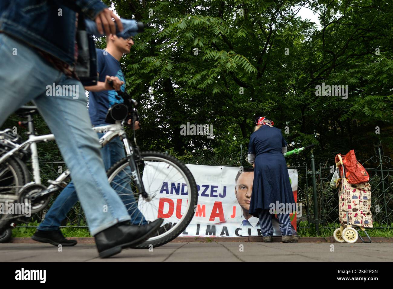 Eine ältere Frau, die versucht, ein vandalisiertes Wahlplakat von Präsident Andrzej Duda im Zentrum von Krakau zu entfernen. Am Donnerstag, den 15. Juli 2020, in Krakau, Polen. (Foto von Artur Widak/NurPhoto) Stockfoto