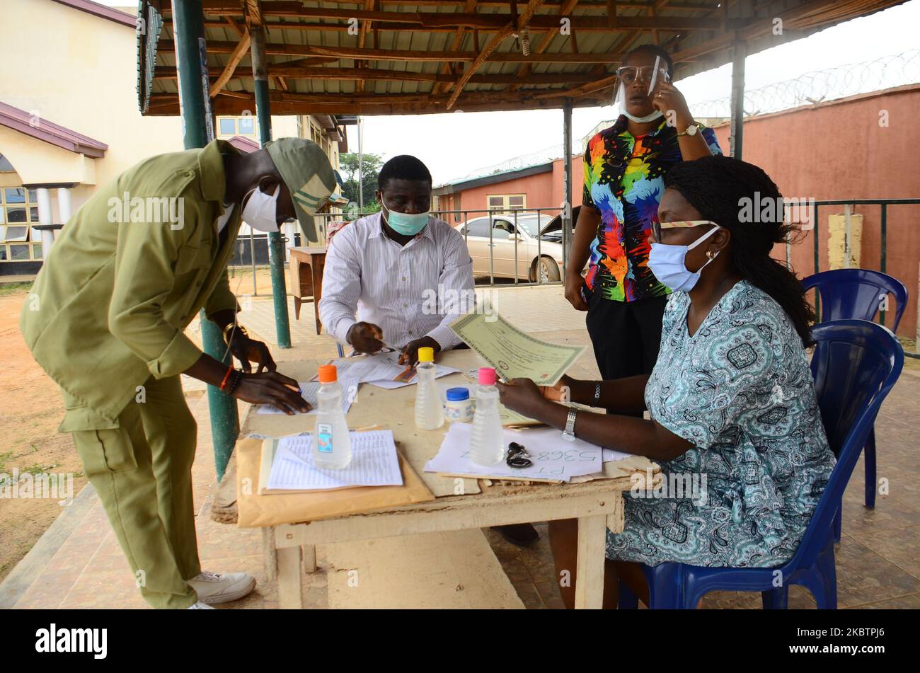 Ein Mitglied des National Youth Service Corps (NYSC) im Bundesstaat Ogun unterzeichnet während der Zeremonie zur Übergabe der 2019 Mitglieder des Batches B Stream II im Bundesstaat Ogun am 16. Juli 2020 ein Entladungszeugnis. (Foto von Olukayode Jaiyeola/NurPhoto Stockfoto
