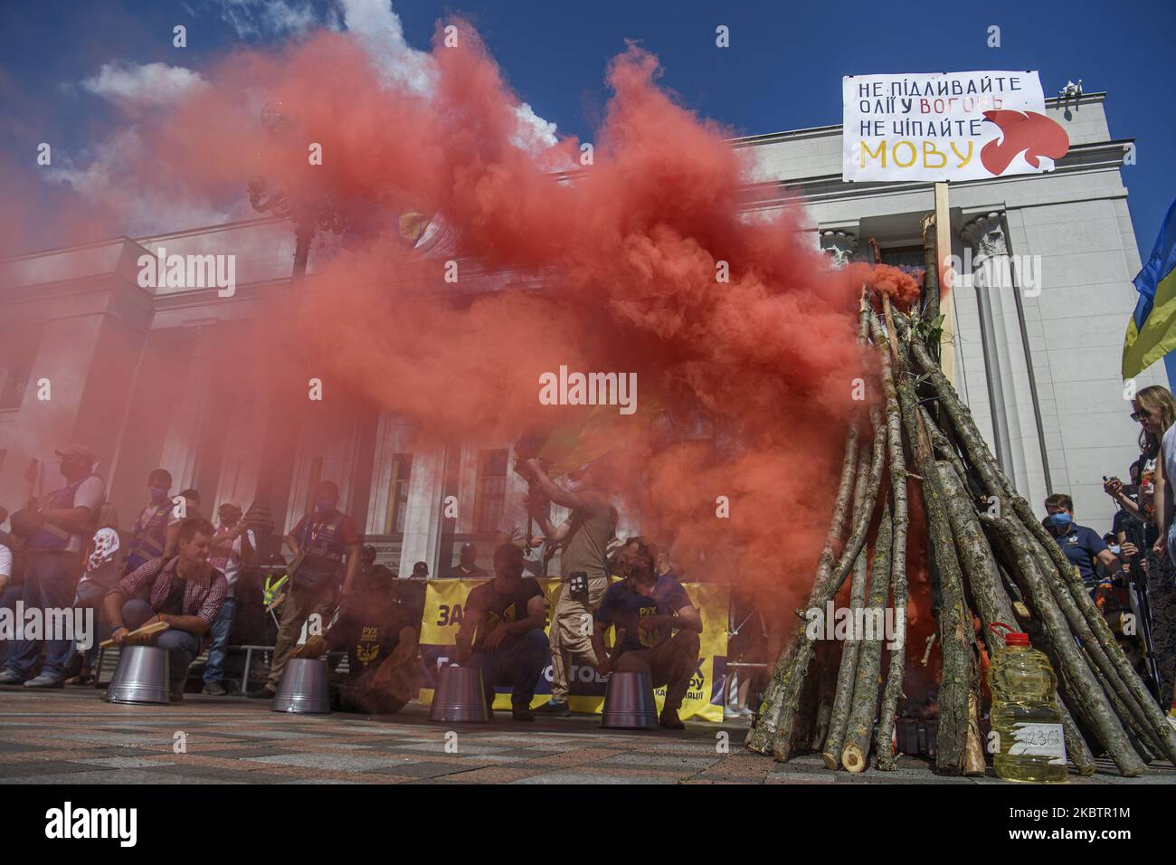 Demonstranten verbrennen Rauchgranaten und Trommeln auf Eimern während einer Kundgebung gegen ein Gesetz, das die Ausweitung der russischen Sprache im Bildungssystem der Ukraine vor dem parlamentsgebäude in Kiew, Ukraine, anbietet 17. Juli 2020 (Foto: Maxym Marusenko/NurPhoto) Stockfoto