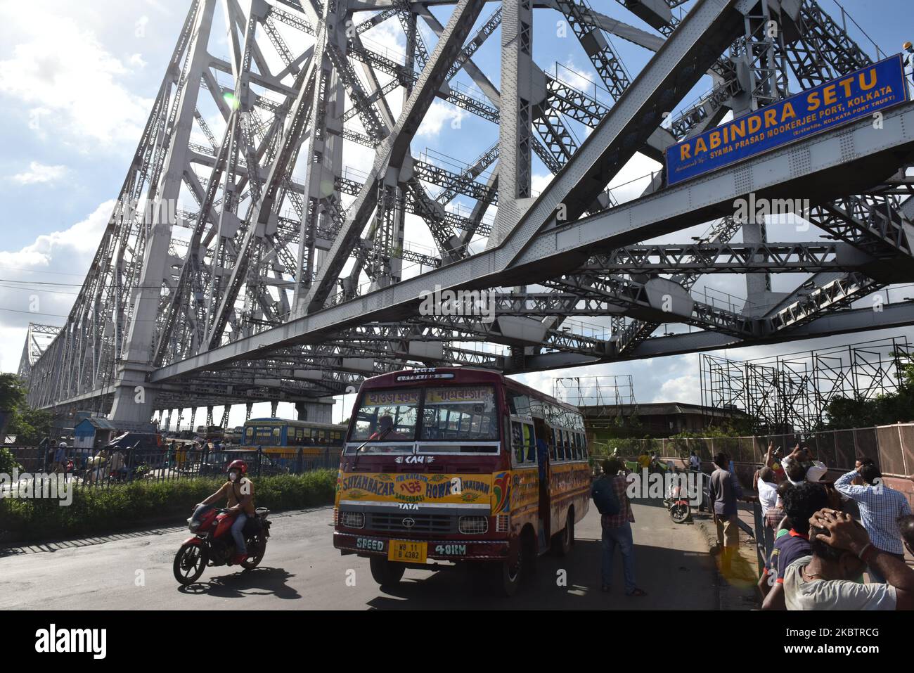 Howrah Bridge oder das Rabindra Setu, das vom Kolkata Port Trust am 17. Juli 2020 offiziell in Dr. SYAMA PRASAD MUKHERJEE Port Trust in Kalkutta, Indien, umbenannt wird. Es ist der älteste operative Hafen in Indien und wurde von der British East India Company gebaut. Der Kolkata Port Trust wurde anlässlich der 150-jährigen Tätigkeit des Kolkata Port durch Premierminister Sri in Dr. Shyama Prasad Mukherjee Port umbenannt. Narendra Modi während seines Besuchs in Kalkata, um am 12.. Januar 2020 am Port Trust-Programm teilzunehmen. (Foto von Sukhomoy Sen/NurPhoto) Stockfoto