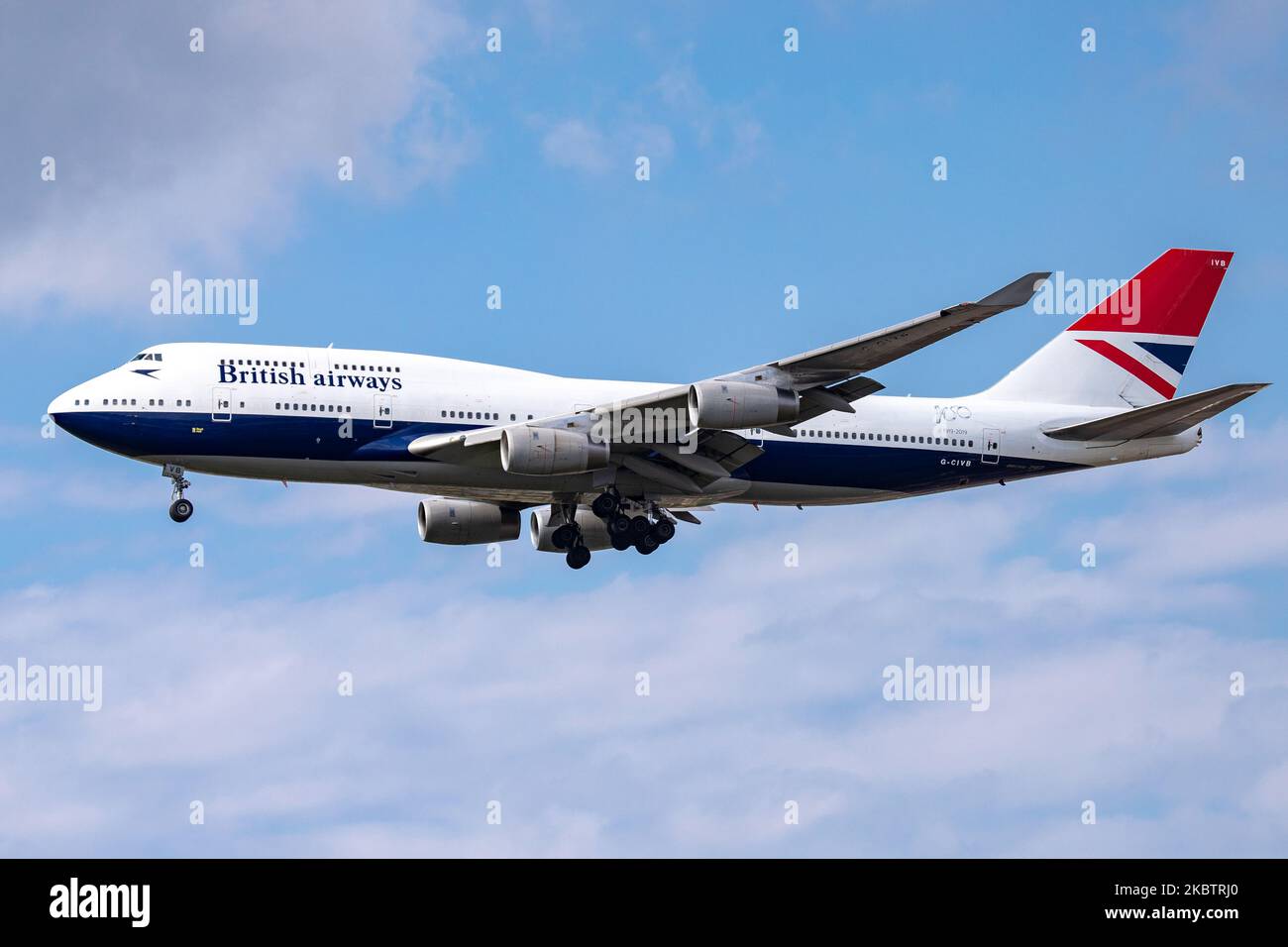 British Airways gab am 17. Juli 2020 bekannt, dass die ikonische Boeing 747-Jumbo-Jets-Flotte als Auswirkung der Coronavirus-Pandemie Covid-19 sofort in den Ruhestand treten wird. British Airways Boeing 747-400-Flugzeug, wie beim endgültigen Anflug von einem Langstreckenflug gesehen, fliegen und landen am internationalen Flughafen London Heathrow LHR EGLL in London, Großbritannien. Das Flugzeug ist in Negus Retro-Sonderfarben lackiert, die zwischen 1974 und 1984 verwendet wurden. Das Doppeldecker-Großkörperflugzeug mit dem Spitznamen „Queen of the Skies“ verfügt seit 1994 über die Registrierung G-CIVB. BA BAW SHT Shutter Speedbird IS Stockfoto