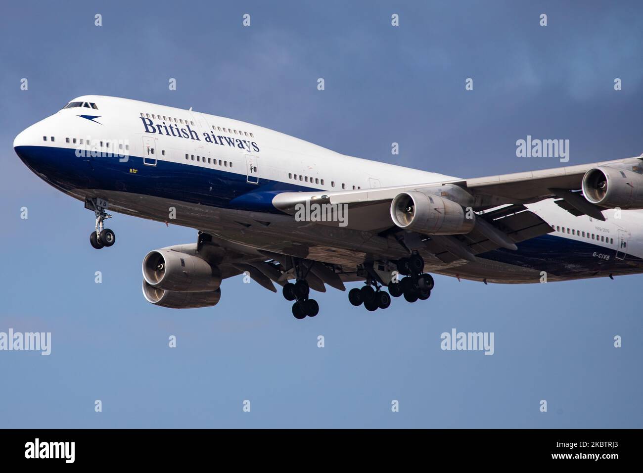 British Airways gab am 17. Juli 2020 bekannt, dass die ikonische Boeing 747-Jumbo-Jets-Flotte als Auswirkung der Coronavirus-Pandemie Covid-19 sofort in den Ruhestand treten wird. British Airways Boeing 747-400-Flugzeug, wie beim endgültigen Anflug von einem Langstreckenflug gesehen, fliegen und landen am internationalen Flughafen London Heathrow LHR EGLL in London, Großbritannien. Das Flugzeug ist in Negus Retro-Sonderfarben lackiert, die zwischen 1974 und 1984 verwendet wurden. Das Doppeldecker-Großkörperflugzeug mit dem Spitznamen „Queen of the Skies“ verfügt seit 1994 über die Registrierung G-CIVB. BA BAW SHT Shutter Speedbird IS Stockfoto