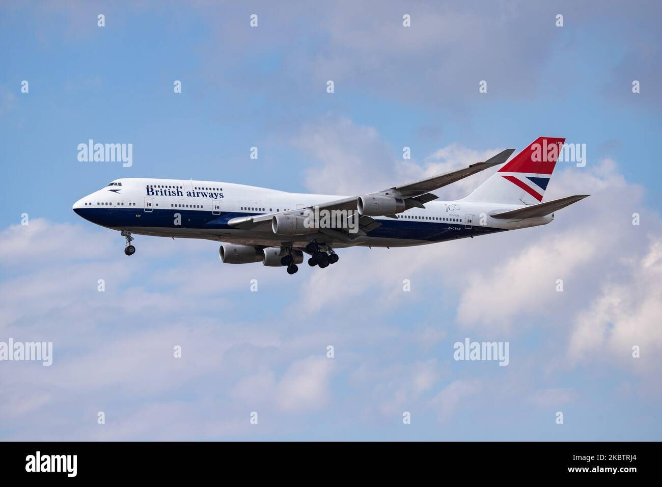British Airways gab am 17. Juli 2020 bekannt, dass die ikonische Boeing 747-Jumbo-Jets-Flotte als Auswirkung der Coronavirus-Pandemie Covid-19 sofort in den Ruhestand treten wird. British Airways Boeing 747-400-Flugzeug, wie beim endgültigen Anflug von einem Langstreckenflug gesehen, fliegen und landen am internationalen Flughafen London Heathrow LHR EGLL in London, Großbritannien. Das Flugzeug ist in Negus Retro-Sonderfarben lackiert, die zwischen 1974 und 1984 verwendet wurden. Das Doppeldecker-Großkörperflugzeug mit dem Spitznamen „Queen of the Skies“ verfügt seit 1994 über die Registrierung G-CIVB. BA BAW SHT Shutter Speedbird IS Stockfoto