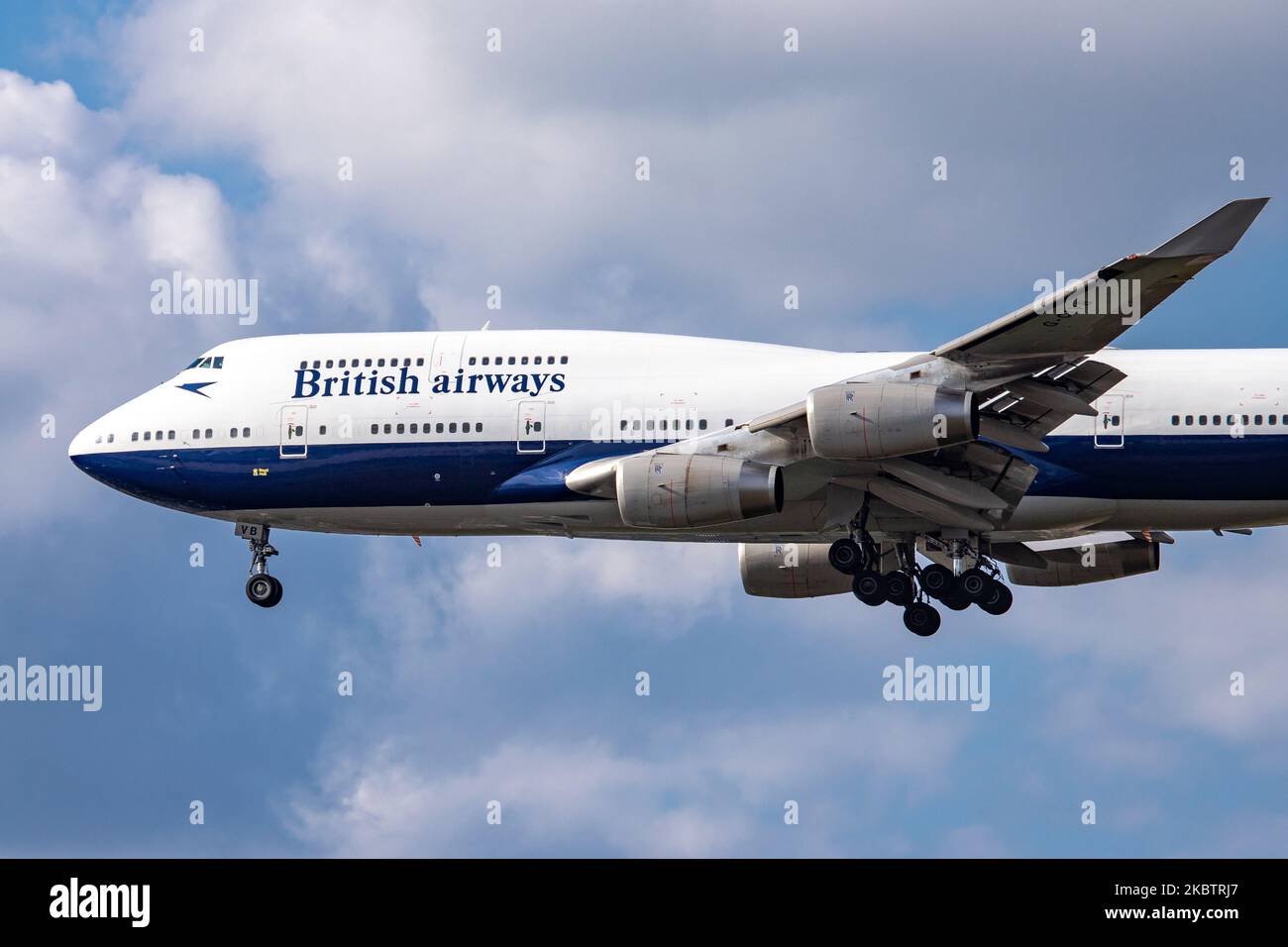 British Airways gab am 17. Juli 2020 bekannt, dass die ikonische Boeing 747-Jumbo-Jets-Flotte als Auswirkung der Coronavirus-Pandemie Covid-19 sofort in den Ruhestand treten wird. British Airways Boeing 747-400-Flugzeug, wie beim endgültigen Anflug von einem Langstreckenflug gesehen, fliegen und landen am internationalen Flughafen London Heathrow LHR EGLL in London, Großbritannien. Das Flugzeug ist in Negus Retro-Sonderfarben lackiert, die zwischen 1974 und 1984 verwendet wurden. Das Doppeldecker-Großkörperflugzeug mit dem Spitznamen „Queen of the Skies“ verfügt seit 1994 über die Registrierung G-CIVB. BA BAW SHT Shutter Speedbird IS Stockfoto