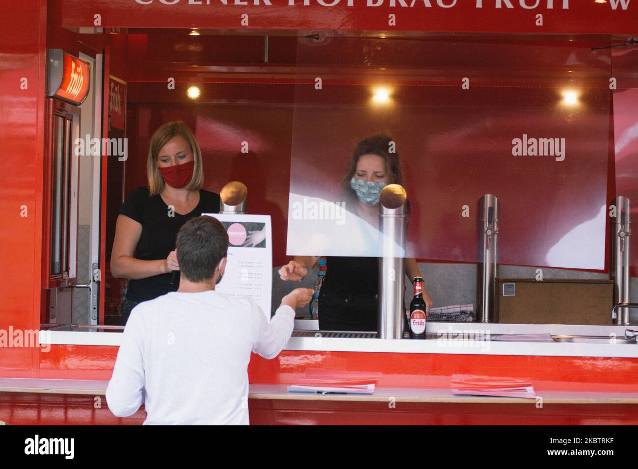 Die Kellnerinnen mit Gesichtsmaske sind bei der Eröffnung des Pop-up Biergartens in Köln am 17. Juli 2020 zu sehen. (Foto von Ying Tang/NurPhoto) Stockfoto