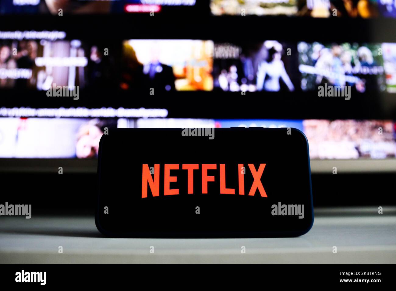 Das Netflix-Logo wird auf dem Telefonbildschirm in dieser Illustration, die am 17. Juli 2020 in Polen aufgenommen wurde, angezeigt. On-Demand-Streaming-Dienste wurden während der Coronavirus-Pandemie immer beliebter und erhielten neue Abonnenten. (Fotoillustration von Jakub Porzycki/NurPhoto) Stockfoto