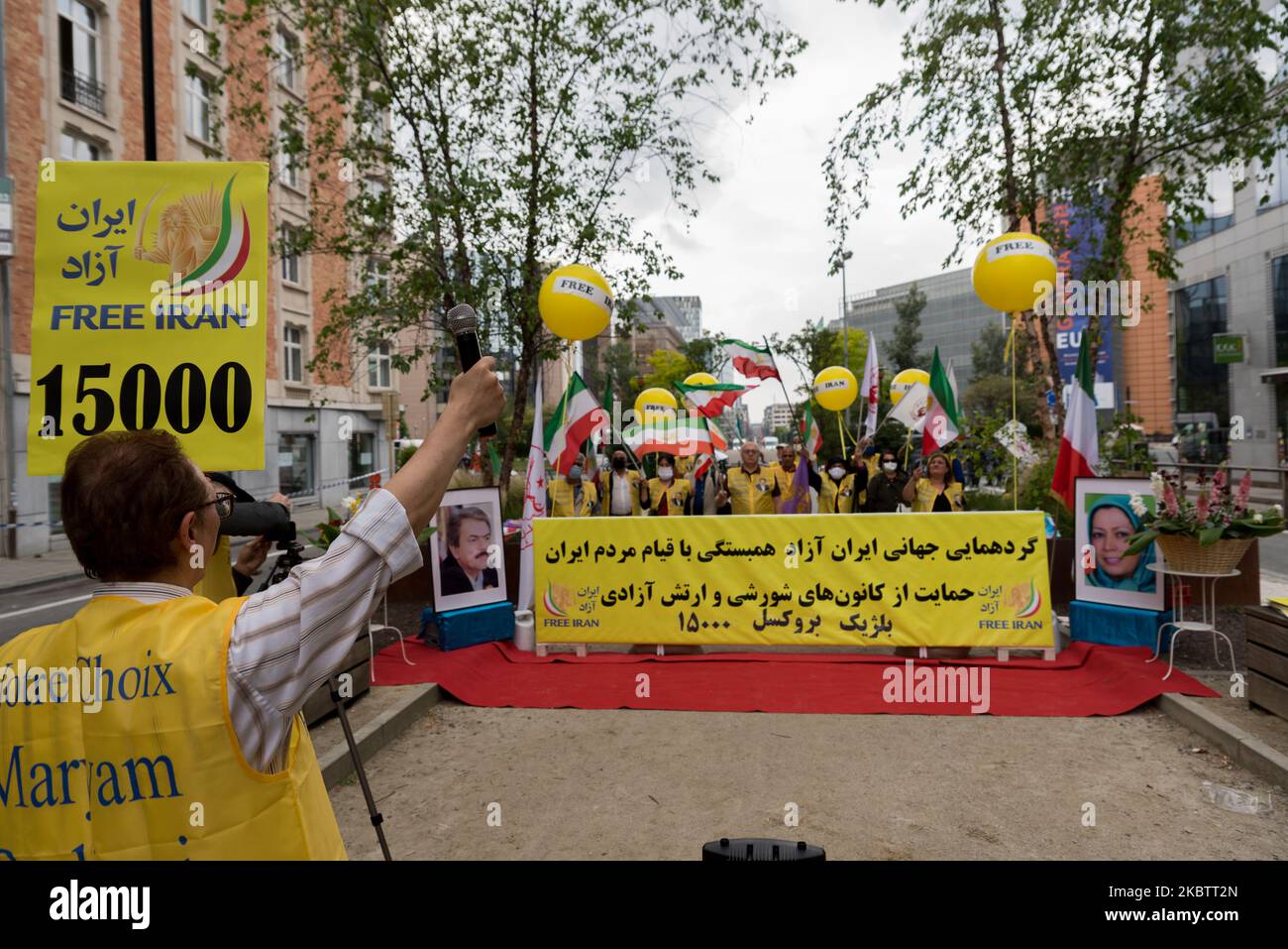 Am 17. Juni 2020 fand in 102 Ländern eine globale Demonstration zur Unterstützung eines Freien Iran in Brüssel - Belgien statt. Die Iraner bei einer Versammlung fordern einen Regimewechsel im Iran, Porträts der iranischen Oppositionsführerin Maryam Rajavi und Massoud Rajavi sind zu sehen. (Foto von Jonathan Raa/NurPhoto) Stockfoto