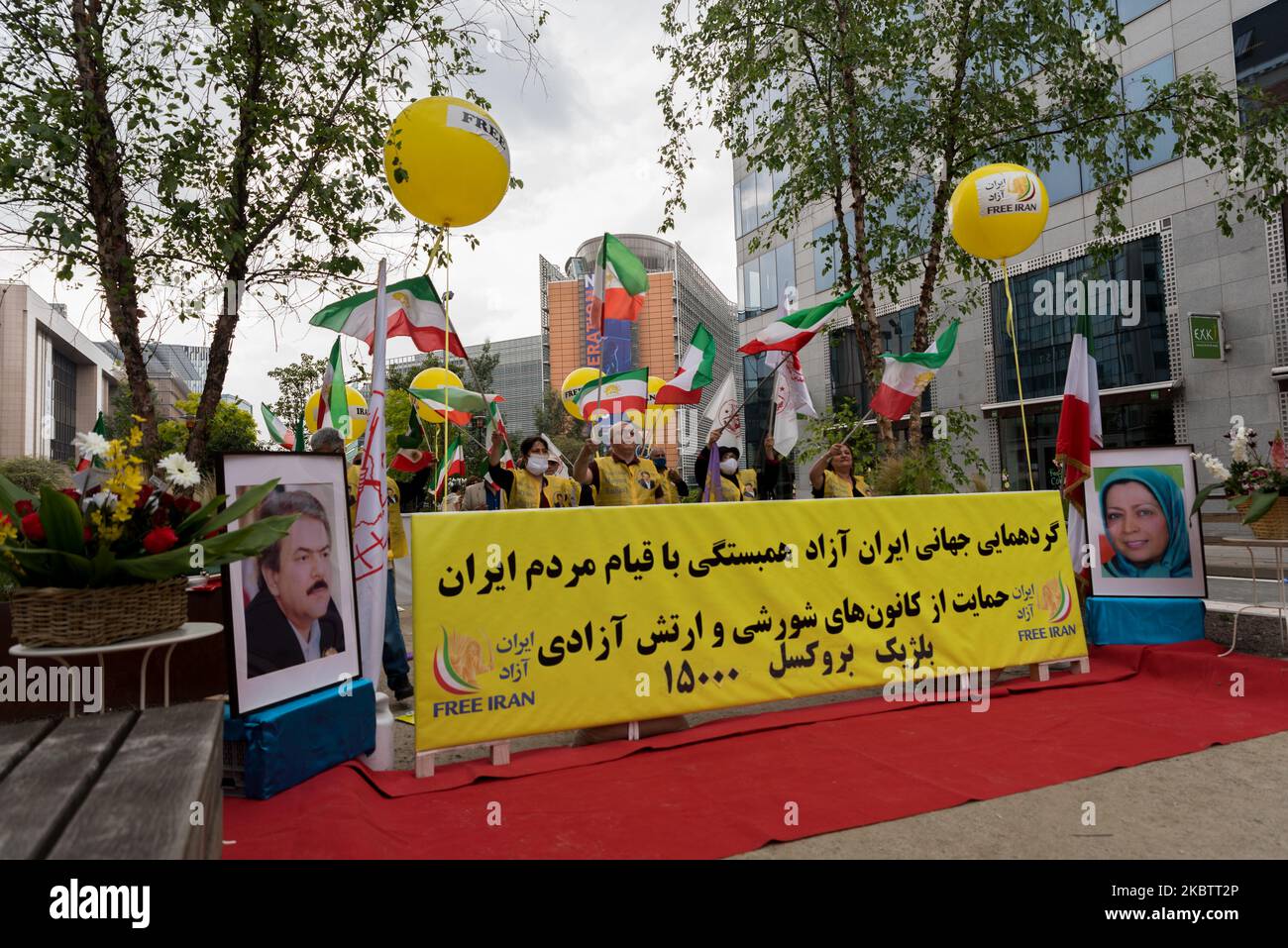 Am 17. Juni 2020 fand in 102 Ländern eine globale Demonstration zur Unterstützung eines Freien Iran in Brüssel - Belgien statt. Die Iraner bei einer Versammlung fordern einen Regimewechsel im Iran, Porträts der iranischen Oppositionsführerin Maryam Rajavi und Massoud Rajavi sind zu sehen. (Foto von Jonathan Raa/NurPhoto) Stockfoto