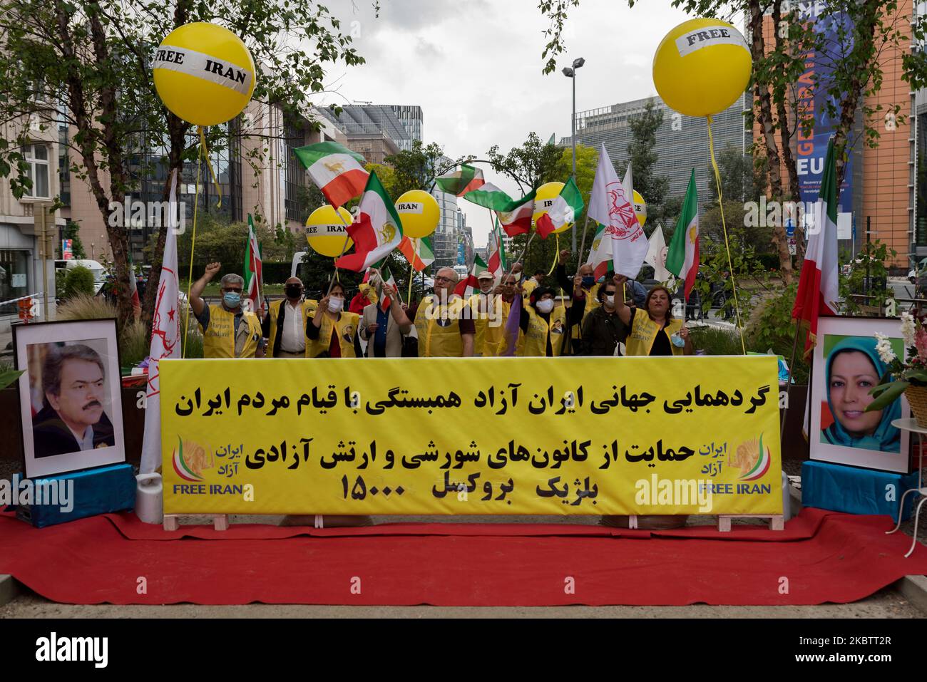 Am 17. Juni 2020 fand in 102 Ländern eine globale Demonstration zur Unterstützung eines Freien Iran in Brüssel - Belgien statt. Die Iraner bei einer Versammlung fordern einen Regimewechsel im Iran, Porträts der iranischen Oppositionsführerin Maryam Rajavi und Massoud Rajavi sind zu sehen. (Foto von Jonathan Raa/NurPhoto) Stockfoto