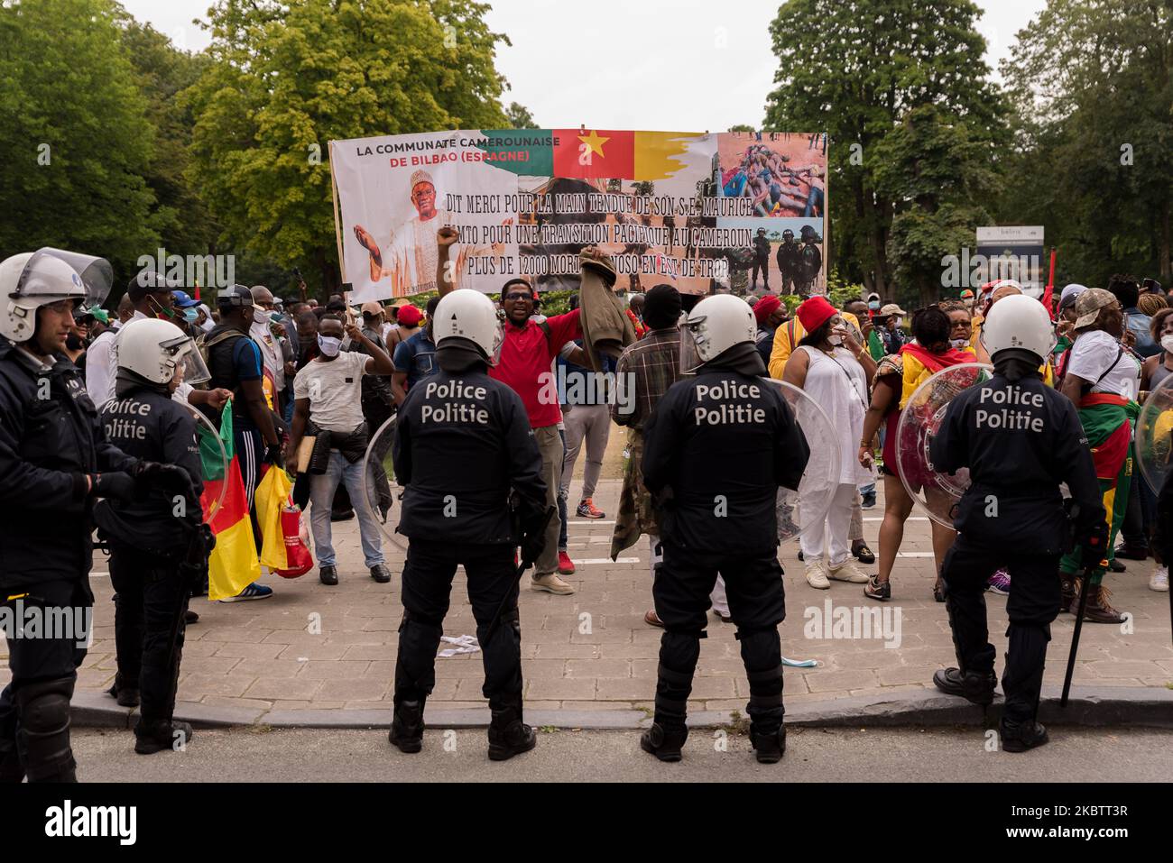 Die Polizei nutzt Tränengas gegen kamerunische Demonstranten, die am 17. Juni 2020 auf den Schuman-Platz in Brüssel-Belgien einreisen wollen. 200 Demonstranten aus Kamerun protestieren beim Europagipfel gegen Emmanuel Macron zur Unterstützung des amtierenden Präsidenten des afrikanischen Landes Paul Biya. Die Demonstranten in Brüssel fordern, dass die umstrittene Biya abtritt und alle politischen Gefangenen freilassen und dass Europa darauf besteht. (Foto von Jonathan Raa/NurPhoto) Stockfoto