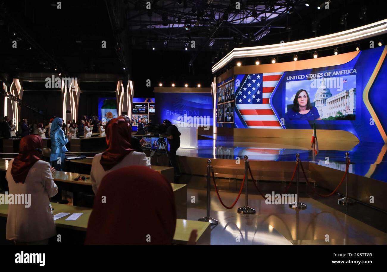 Martha McSally (Screen) spricht während des jährlichen Global Summit des Freien Iran, der Online-Kundgebung des iranischen Widerstands, am 17. Juli 2020 in Ashraf-3, Albanien. Senatorin Martha McSally sagte während ihrer Online-Rede zum Gipfel, dass sie mit dem mutigen iranischen Volk stehe. Sie stellen alles auf die Linie für ihr von gott gegebenes Recht auf Freiheit. (Foto von Siavosh Hosseini/NurPhoto) Stockfoto