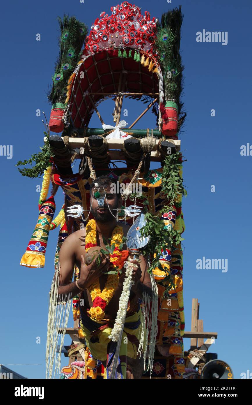 Tamilischer Hindu-Anhänger, der das para-Kavadi-Ritual durchführt, wird während des Vinayagar Ther Thiruvizha Festivals in Ontario, Kanada, am 23. Juli 2016 von Haken, die in seinen Rücken und seine Beine getrieben werden, aufgehängt und als Bußakt auf- und abprallt. (Foto von Creative Touch Imaging Ltd./NurPhoto) Stockfoto