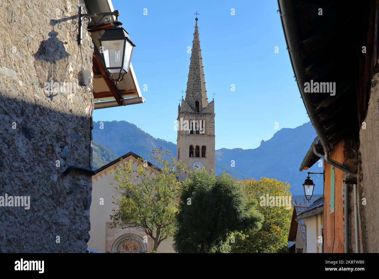 Nevache, Hautes Alpes (Französische Südalpen), Frankreich, ein Dorf in Vallee de la Claree (Tal von Claree) mit der Kirche Saint Marcellin Stockfoto