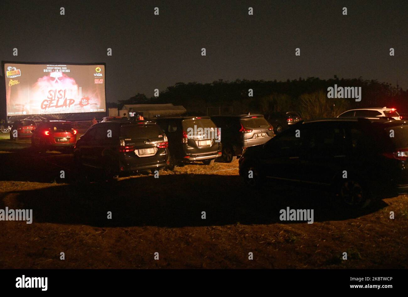 Das Auto wurde am 18. Juni 2020 in der Nacht im Kinobereich in Bekasi, West-Java, geparkt. Während der Pandemie begannen eine Reihe von Bewohnern, nach Alternativen zu suchen, um Filme über Drive in Cinema anzusehen, indem sie Gesundheitsprotokolle durchführten, da die Kinos im Einkaufszentrum oder anderswo aufgrund eines fehlenden Regierungsbeschlusses noch geschlossen waren. (Foto von Dasril Roszandi/NurPhoto) Stockfoto