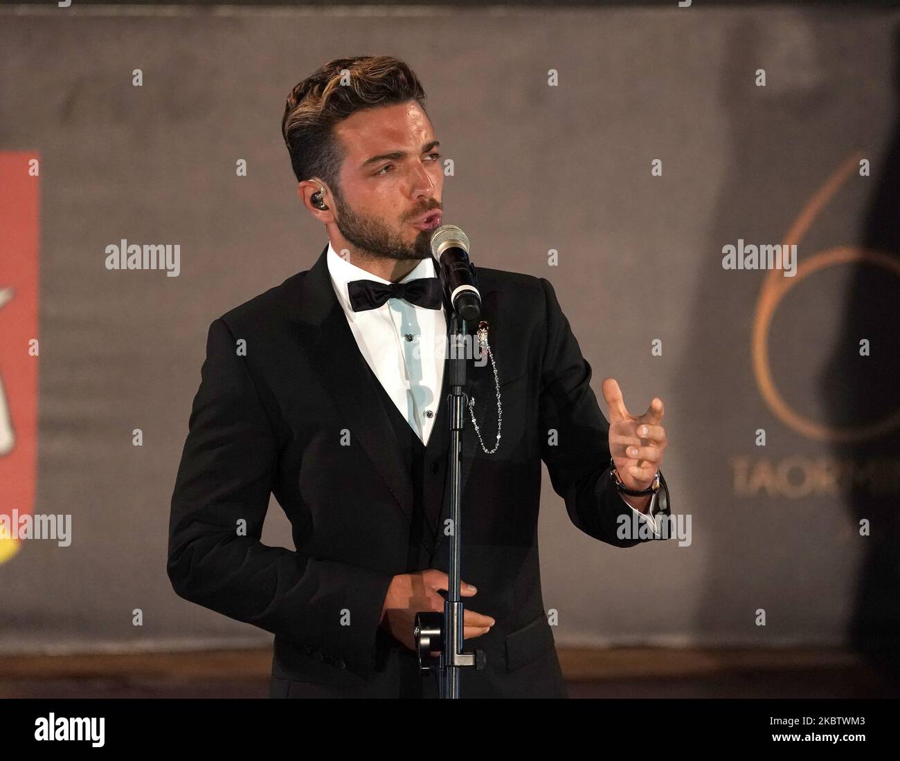 ''Il Volo'' widmet dem Gedenken an Maestro Ennio Morricone im eindrucksvollen antiken Theater von Taormina einen musikalischen Moment mit der Präsentation des Films von Giuseppe Tornatore ''Devotion''. 66. Taorminafilmfest, Taormina (ME), Italien - 18. Juli 2020 (Foto von Gabriele Maricchiolo/NurPhoto) Stockfoto