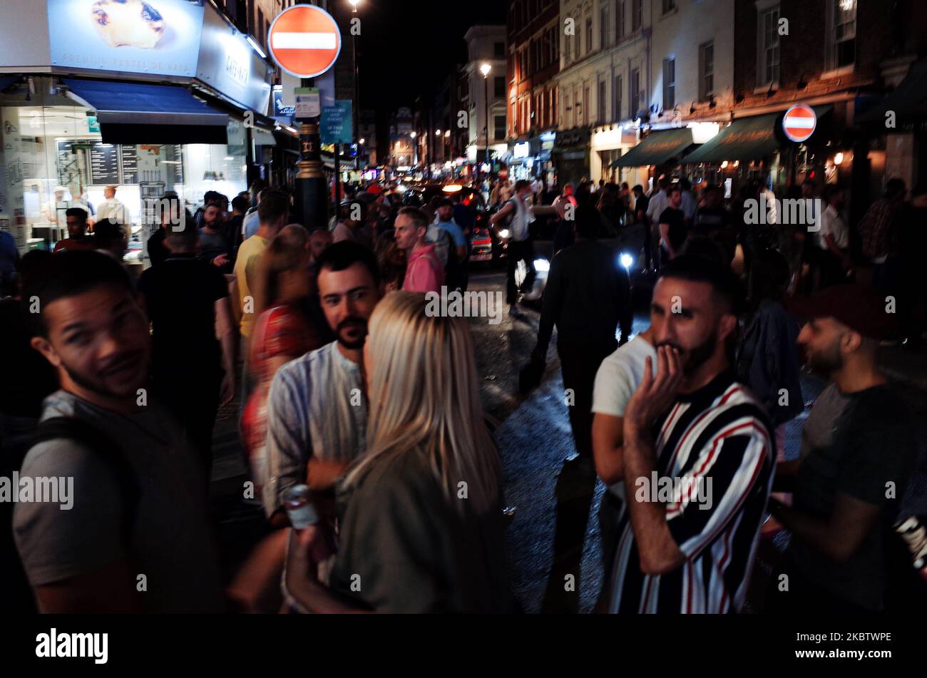 Nachtschwärmer treffen sich am 18. Juli 2020 in der Old Compton Street in der Gastfreundlichkeit und im Nachtleben von Soho in London, England. Der Aufstieg Londons aus der Blockierung des Coronavirus war bisher zögerlich, da viele Unternehmen noch nicht geöffnet waren und einige ganze Sektoren der Wirtschaft noch nicht neu gestartet wurden. Im Zentrum von London sind viele Pubs und Restaurants derzeit nur für kürzere Öffnungszeiten geöffnet, und in vielen Gegenden bleibt die Besucherzahl auffallend niedrig. (Foto von David Cliff/NurPhoto) Stockfoto