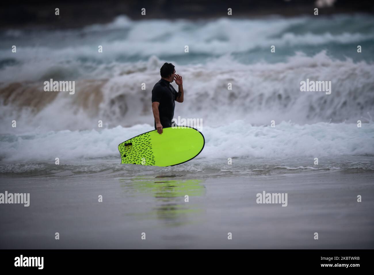 Ein Surfer trägt ein kleines Board, während er am 19. Juli 2020 am Warriewood Beach in Sydney, Australien, Wellen beobachtet. (Foto von Izhar Khan/NurPhoto) Stockfoto