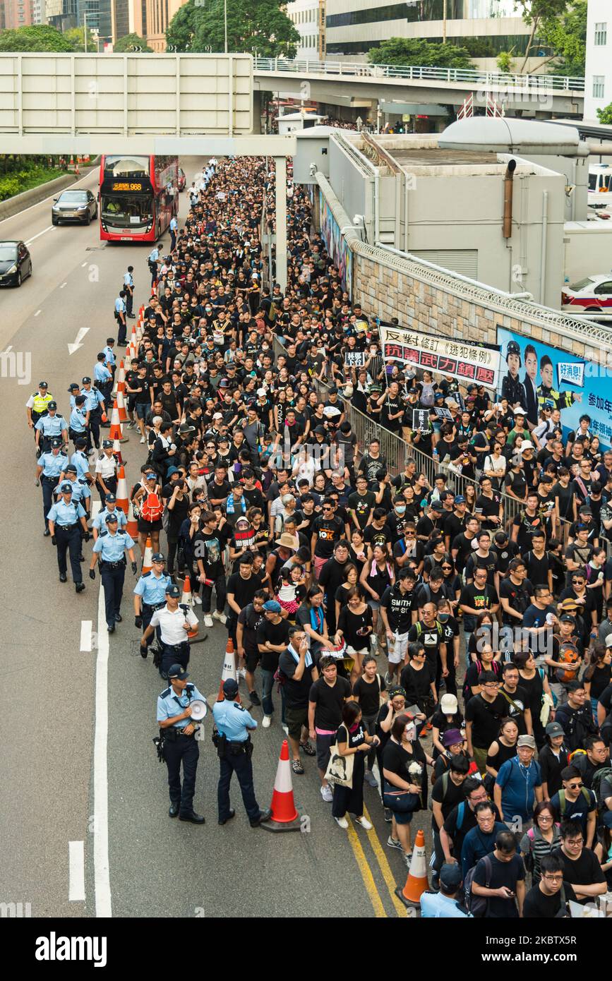 Die Polizei versucht, die Menschenmenge einzudämmen, die am 16. Juni 2019 in der Nähe der LegCo in Hongkong, China, marschiert. (Foto von Marc Fernandes/NurPhoto) Stockfoto