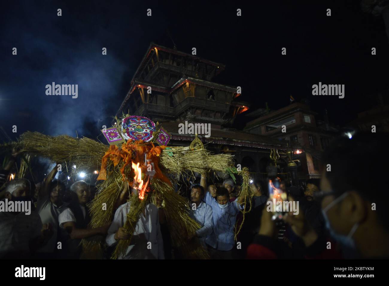 Ein nepalesischer Anhänger, der den Strohdämon Ghantakarna während des Gathemangal-Festivals trägt, das am Sonntag, dem 19. Juli 2020, in Bhaktapur, Nepal, gefeiert wurde. Gathemangal ist ein Fest, das die Niederlage des mythischen Dämons Ghantakarna feiert. (Foto von Narayan Maharjan/NurPhoto) Stockfoto