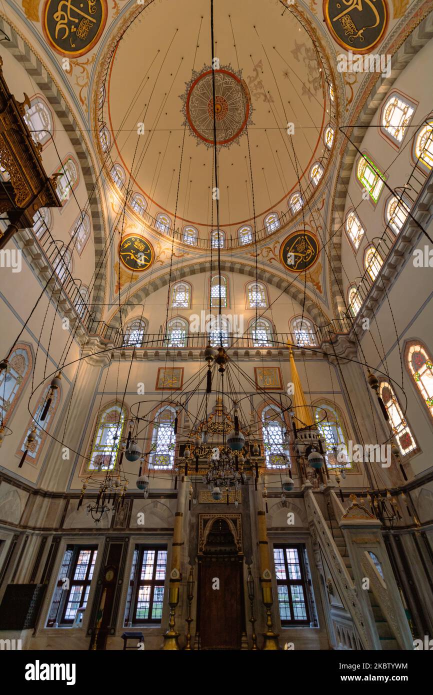 Ayazma Moschee. Weitwinkelansicht der Ayazma Moschee. Osmanische Architektur Hintergrundbild. Istanbul Türkei - 9.24.2022 Stockfoto