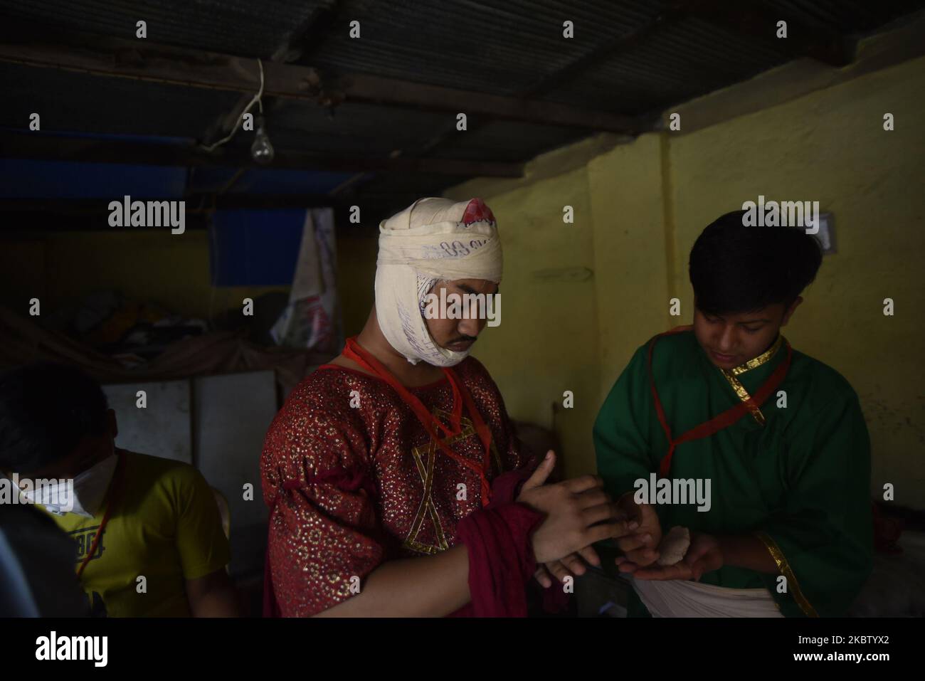 Eine Maskentänzerin 'Lakhay' trägt traditionelle Kleidung, um während der Gathamuga oder Gathemangal in Saugal, Lalitpur, Nepal, am Sonntag, den 19. Juli 2020, traditionellen rituellen Tanz aufzuführen. (Foto von Narayan Maharjan/NurPhoto) Stockfoto