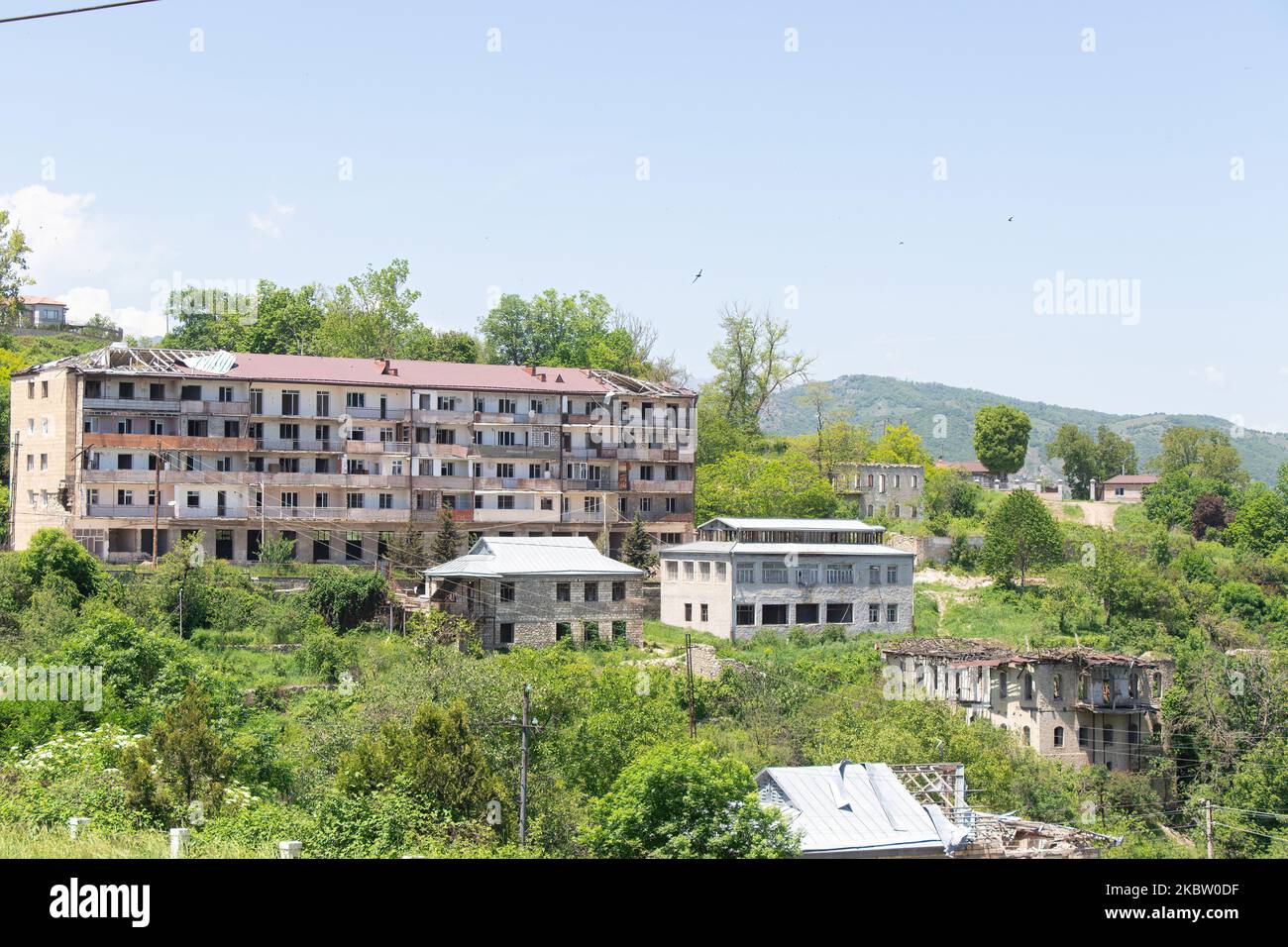 Beschädigte Häuser in der Stadt Schuscha nach dem Karabach-Krieg. Shusha - Aserbaidschan: 1. Juni 2022 Stockfoto