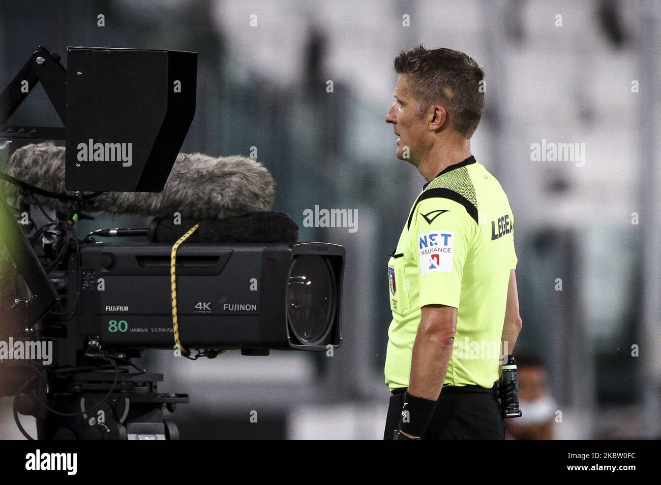 Schiedsrichter Daniele Orsato blickt auf den VAR während des Fußballspiels der Serie A n.34 JUVENTUS - LAZIO am 20. Juli 2020 im Allianz-Stadion in Turin, Piemont, Italien. (Foto von Matteo Bottanelli/NurPhoto) Stockfoto