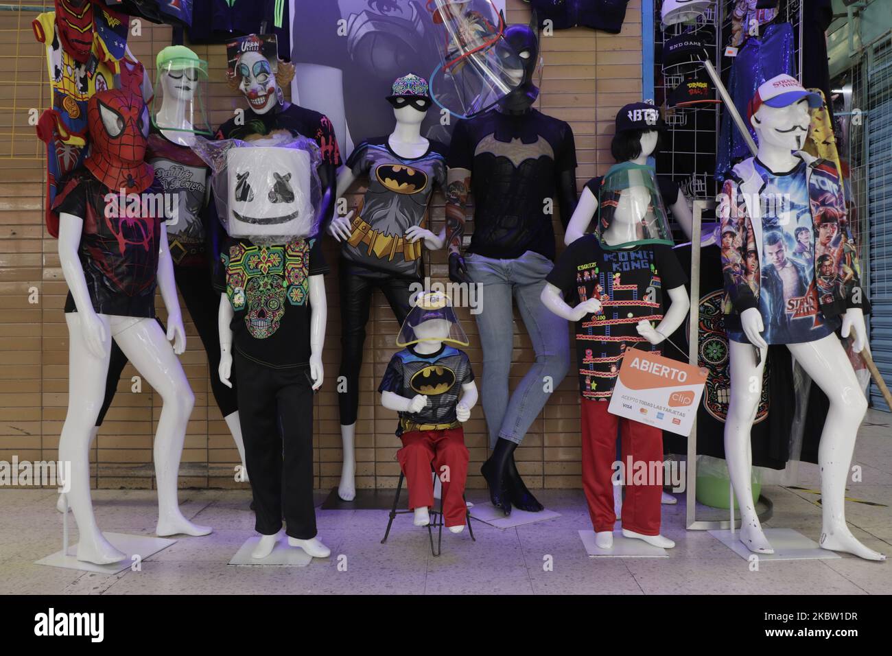 Mannequins mit Gesichtsmasken in den Fluren des Mercado de Portales in Mexiko-Stadt, Mexiko, am 21. Juli 2020 während der neuen Normalität in Mexiko durch COVID-19. (Foto von Gerardo Vieyra/NurPhoto) Stockfoto